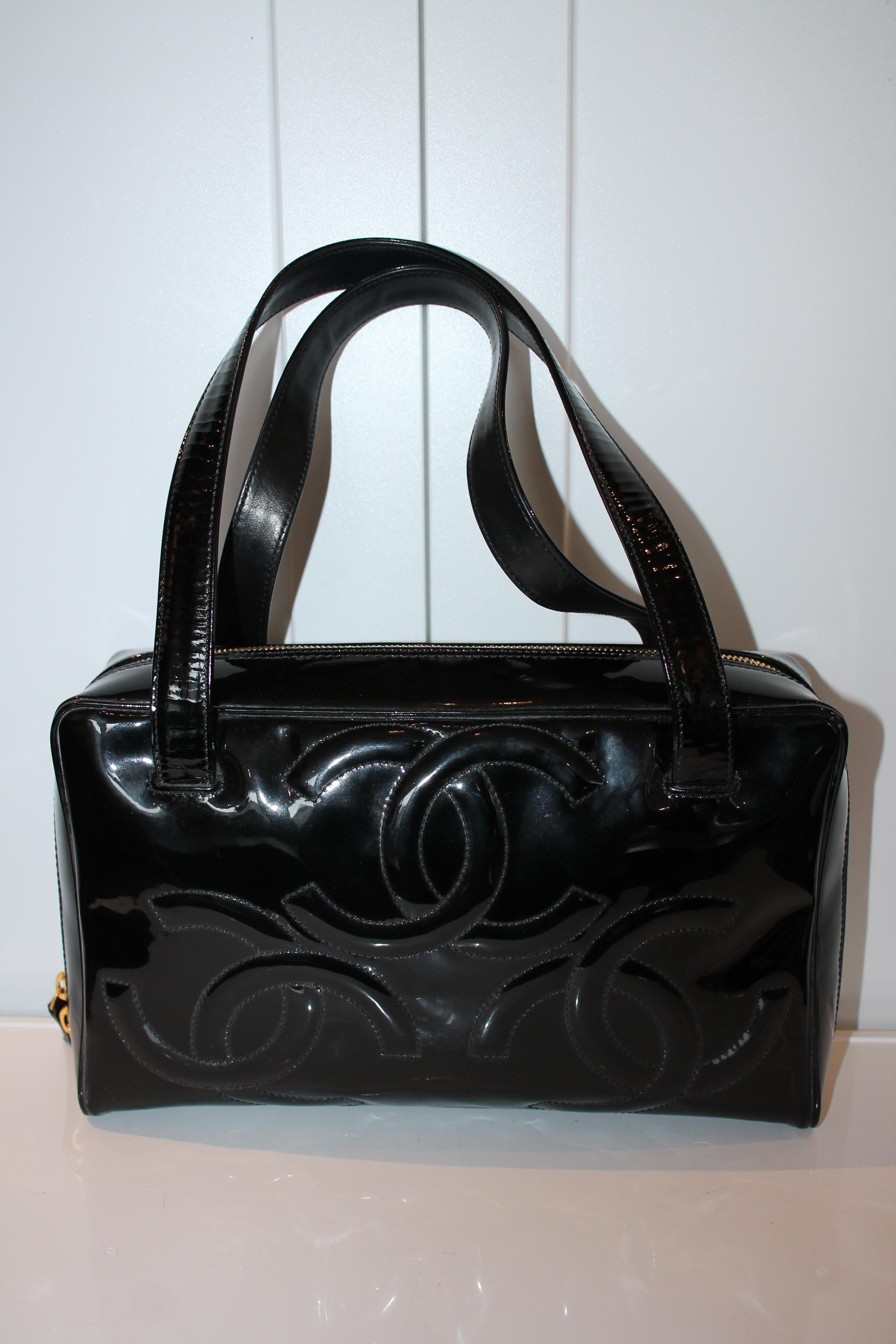 Chanel Black Patent Leather Quilted CC Logo Handbag In Good Condition For Sale In Roslyn, NY