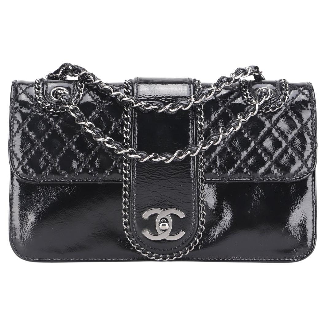 Chanel Schwarze Umhängetasche aus gestepptem Lackleder mit doppelter Kette