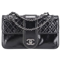 Chanel Borsa a tracolla in vernice nera trapuntata con doppia catena