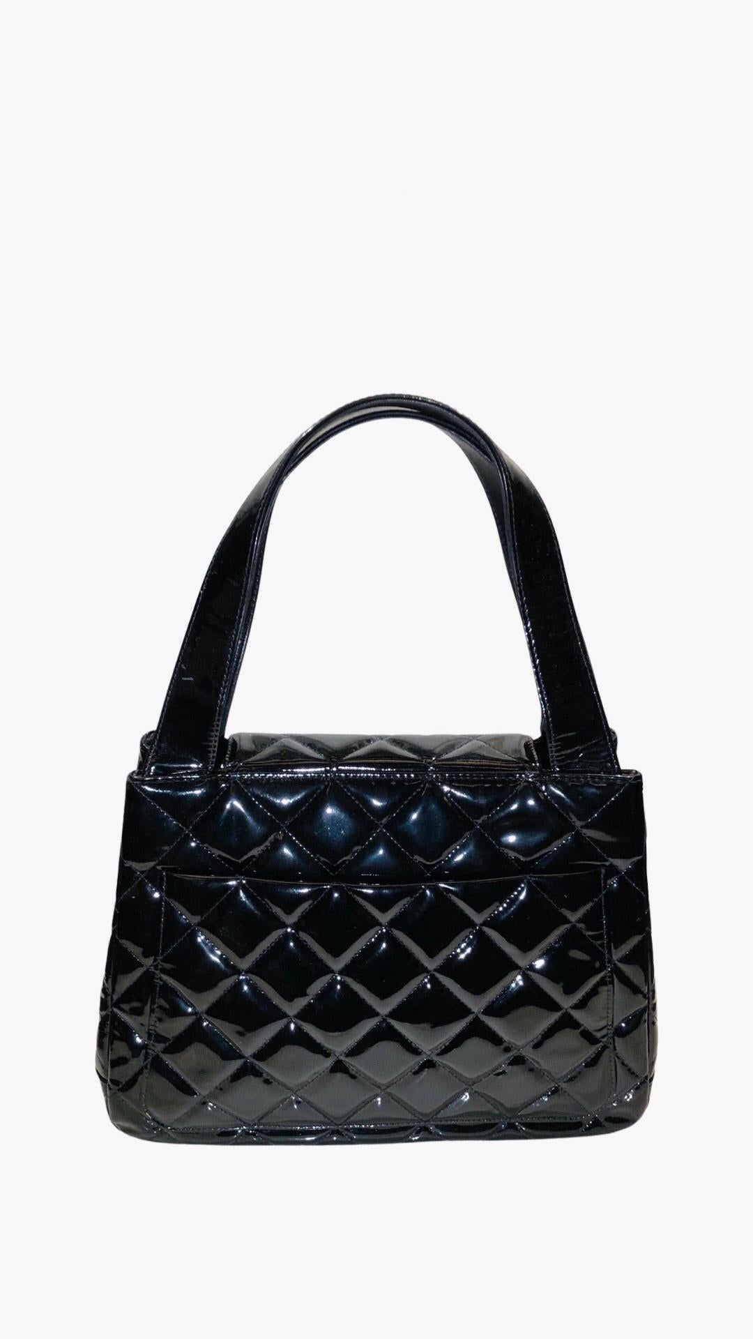 Chanel - Sac à bandoulière à rabat en cuir verni noir matelassé argenté « CC » avec cadenas  Excellent état - En vente à Sheung Wan, HK