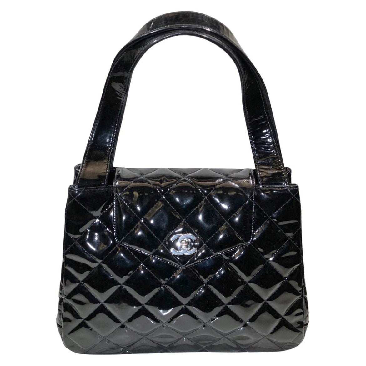 Bolso de hombro con solapa de cierre giratorio "CC" acolchado en charol negro de Chanel vía en venta