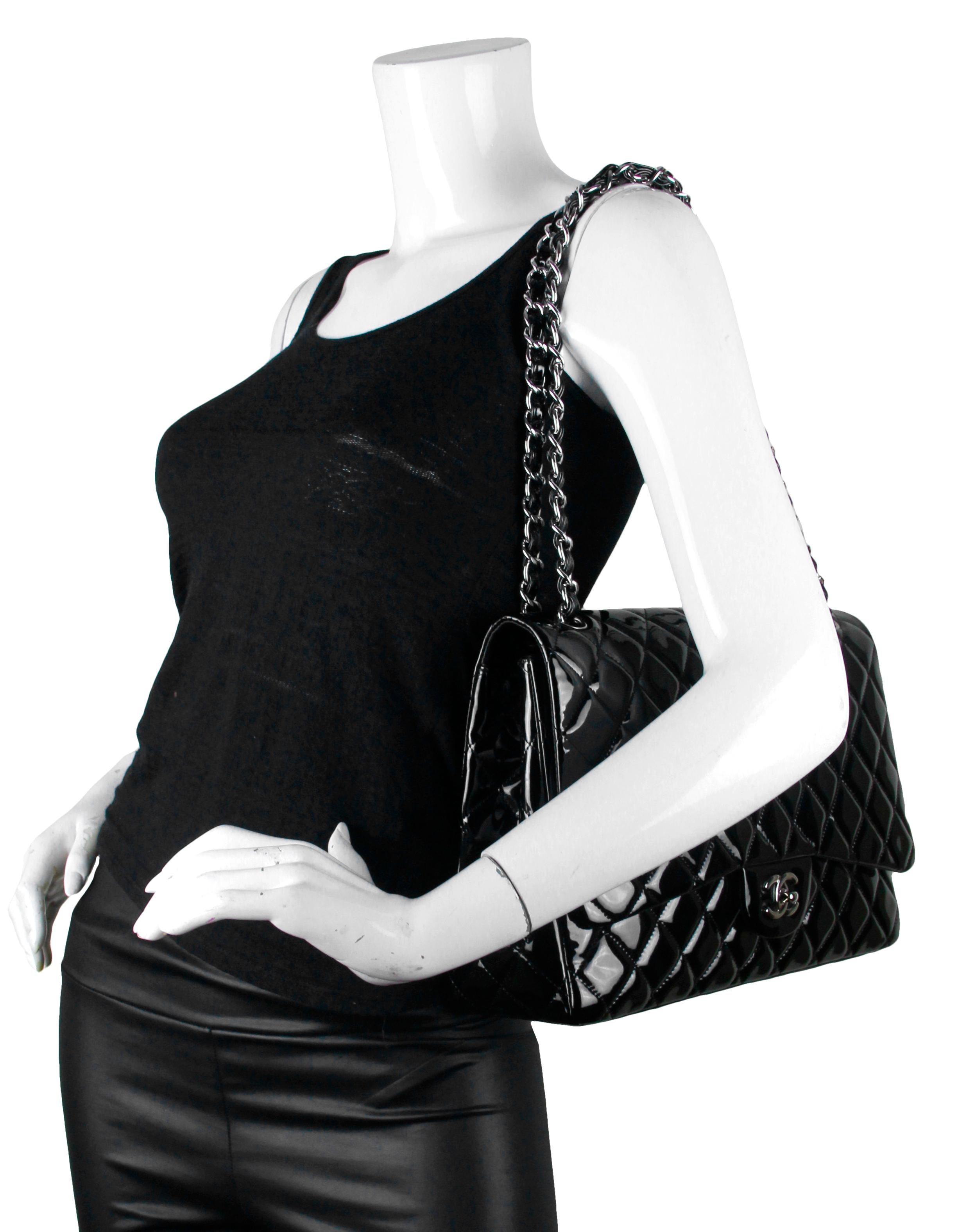 Chanel Schwarze Maxi Classic Tasche aus gestepptem Lackleder mit einer Klappe im Zustand „Hervorragend“ im Angebot in New York, NY