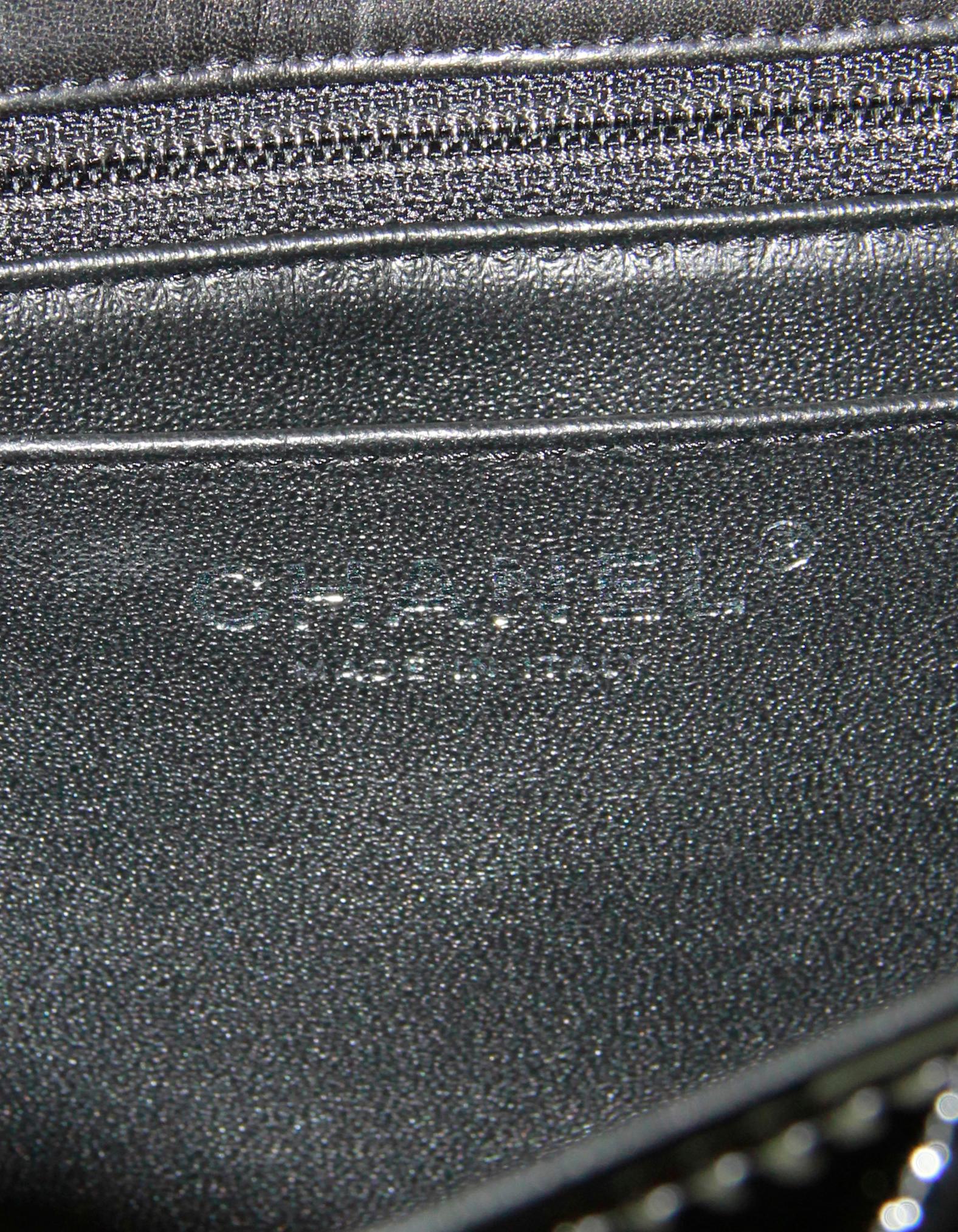 Chanel Schwarze Maxi Classic Tasche aus gestepptem Lackleder mit einer Klappe im Angebot 2
