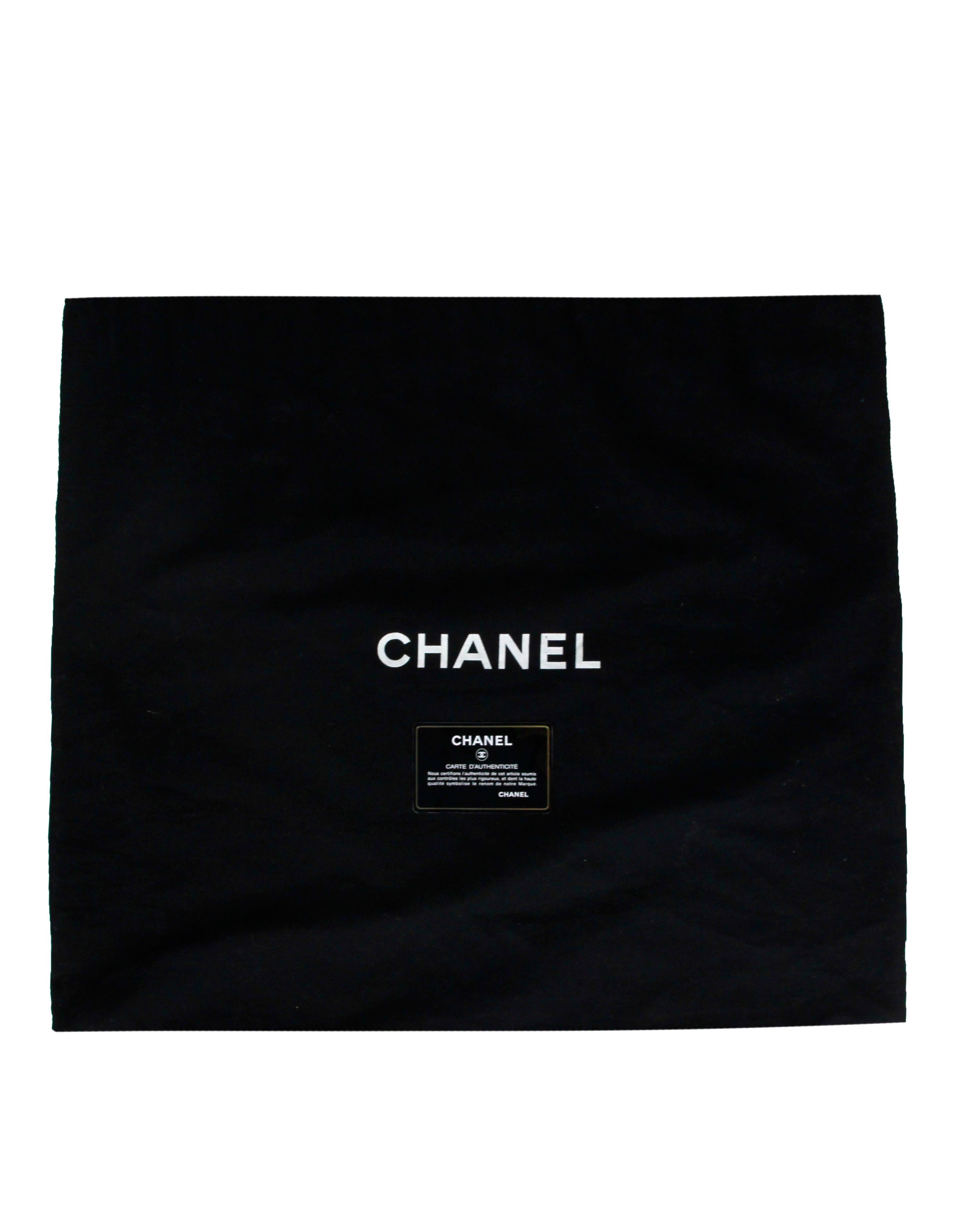 Chanel - Sac Maxi classique matelassé à rabat unique en cuir verni noir en vente 4