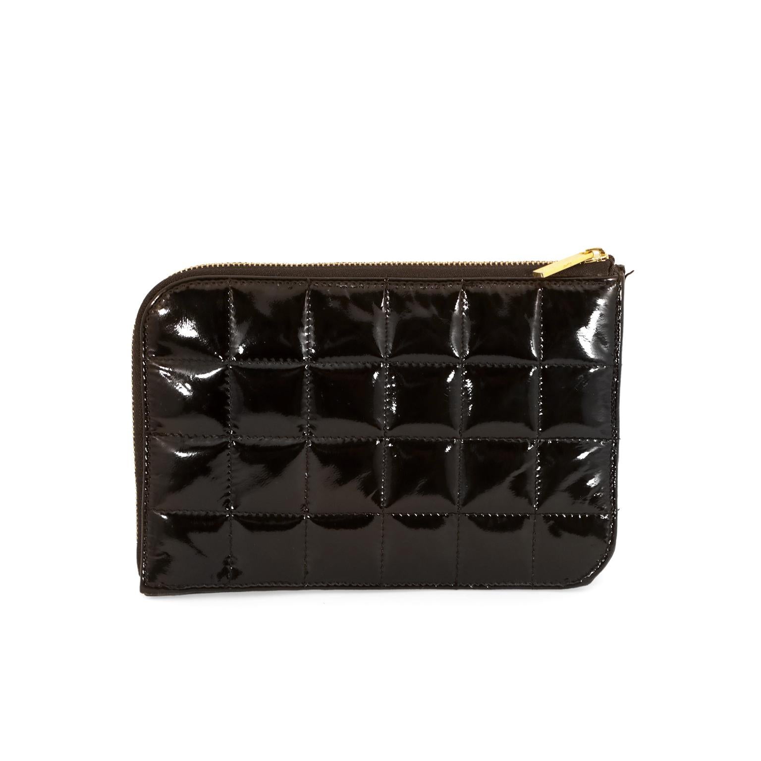 Diese authentische Chanel Black Patent Leder Zipper Wallet ist in sehr gutem Zustand.  Strapazierfähiges und wetterfestes schwarzes Lackleder ist mit einem quadratischen Schokoladenmuster abgesteppt.  Goldfarbene Reißverschlussöffnung oben und an