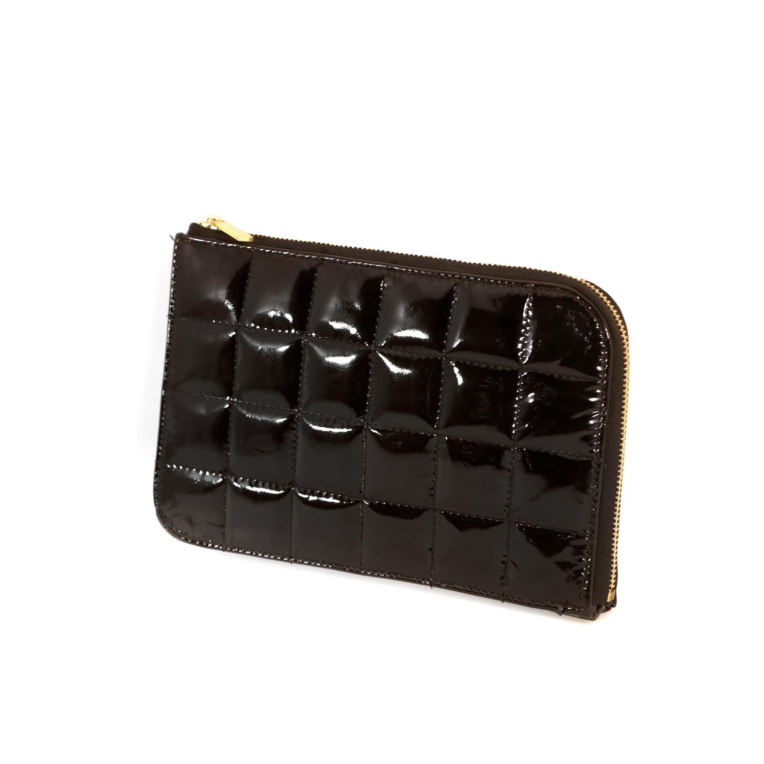  Chanel Schwarzes Lackleder Quadratische Steppdecke Zipper Geldbörse  Damen im Angebot