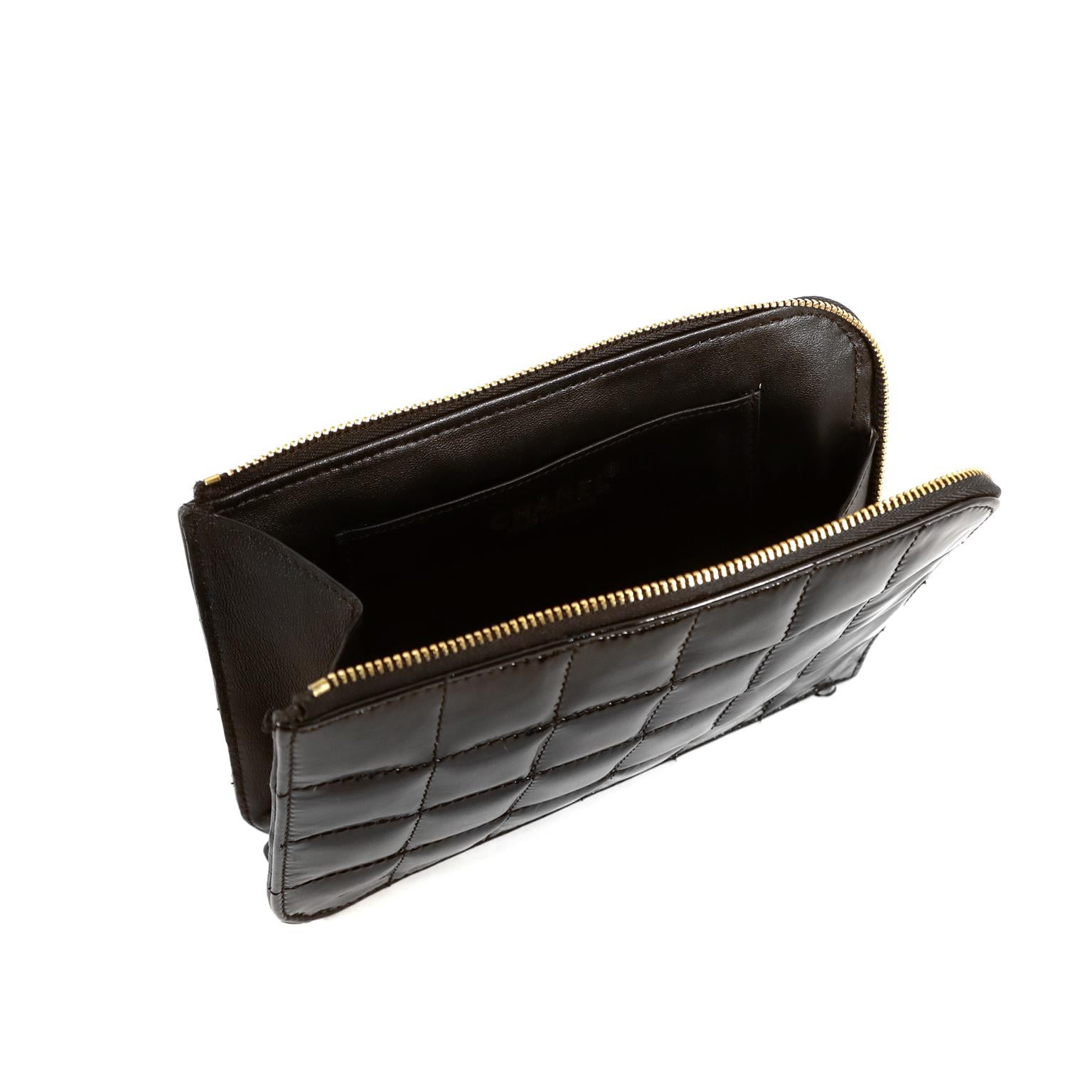  Chanel Schwarzes Lackleder Quadratische Steppdecke Zipper Geldbörse  im Angebot 1
