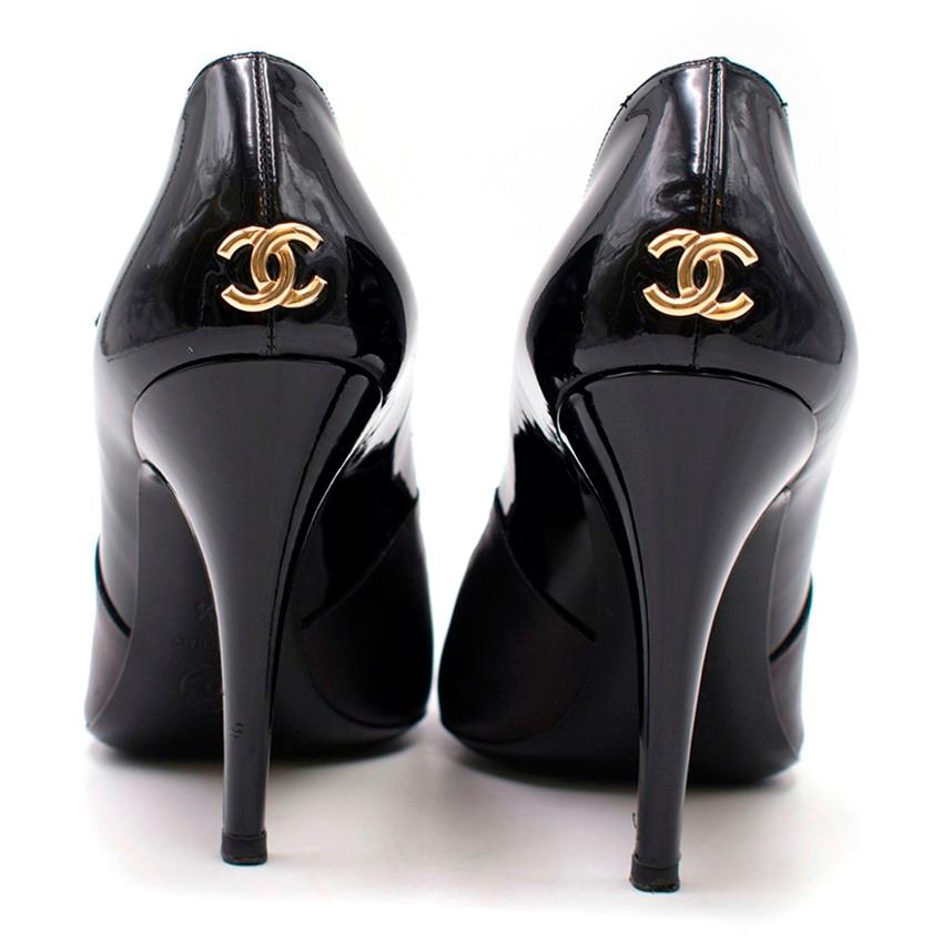 Chanel Black Patent Leather T-Strap Sandals 38.5 In Good Condition In London, GB