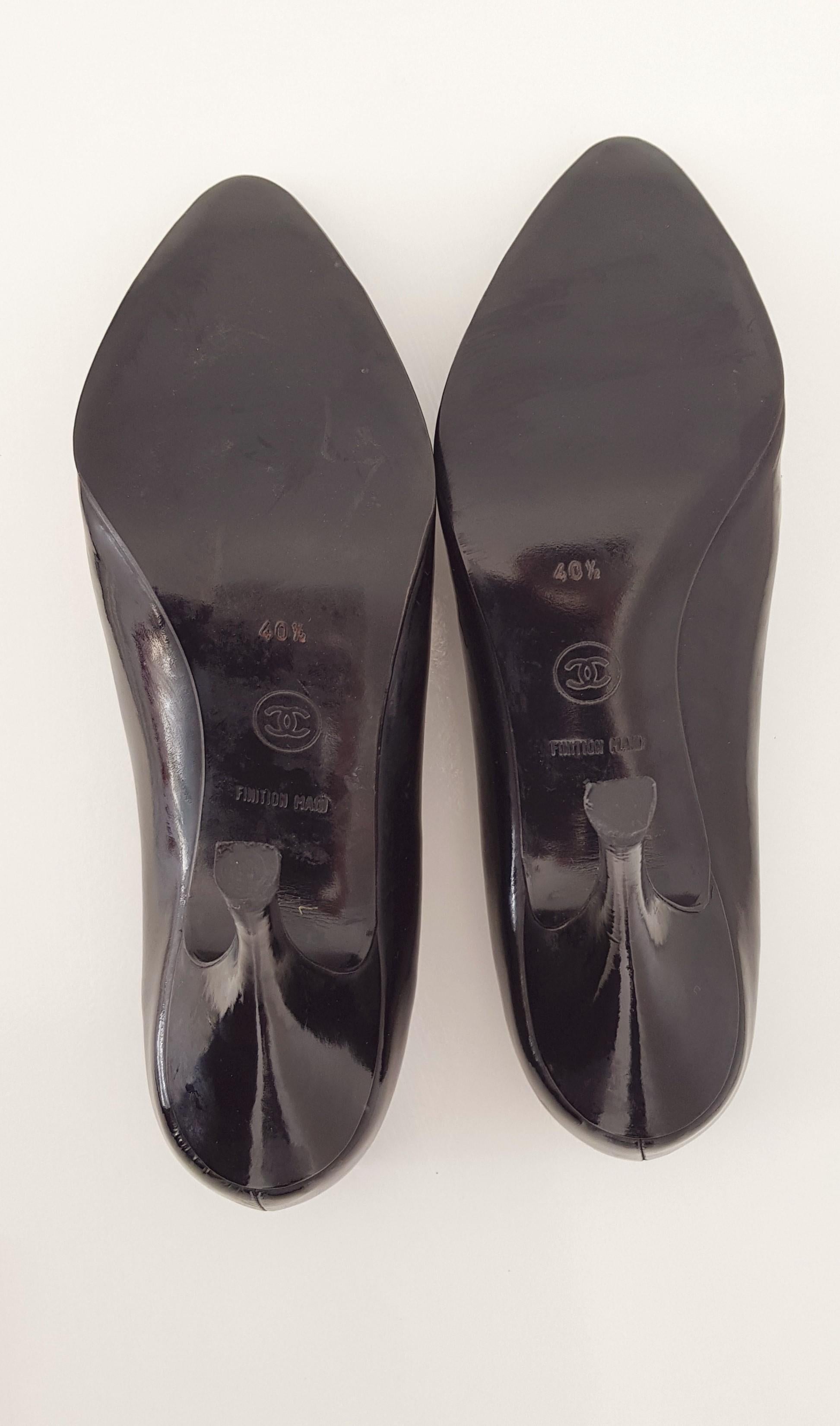 Chanel Black Patent Leather with braided Gold Chain Heels. Size 40 1/2 In Excellent Condition For Sale In Somo (Santander), ES