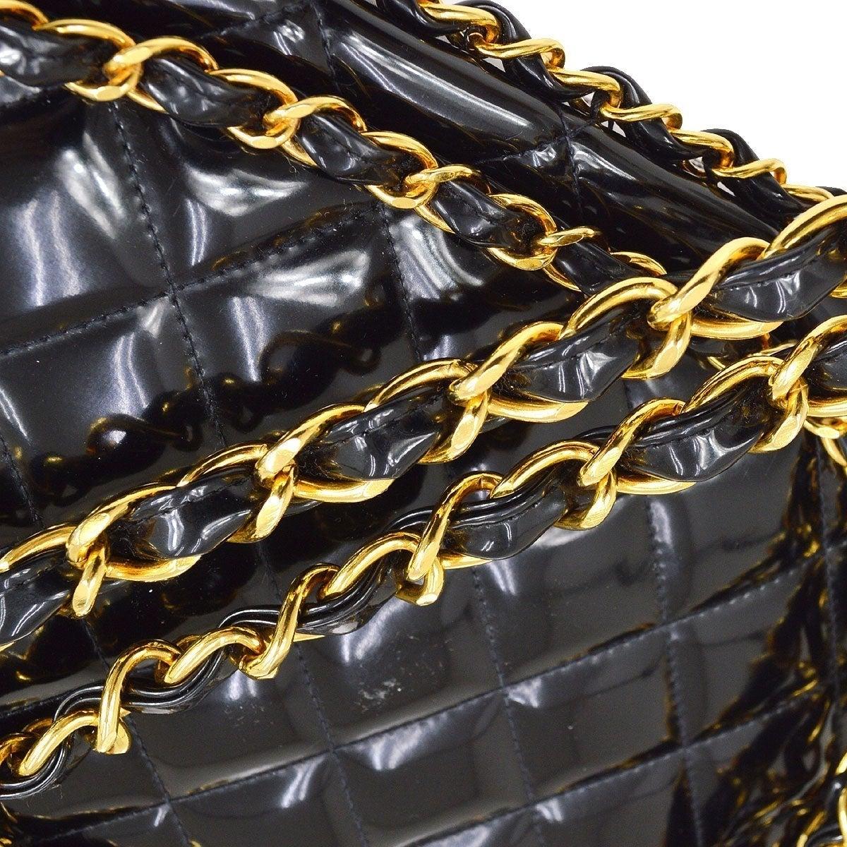 Noir CHANEL Sac à rabat porté épaule de soirée en cuir verni noir avec chaîne en forme de porte-clés doré en vente