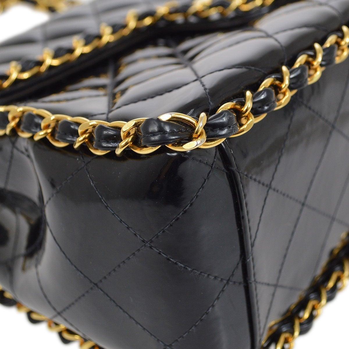CHANEL Sac à rabat porté épaule de soirée en cuir verni noir avec chaîne en forme de porte-clés doré Bon état - En vente à Chicago, IL
