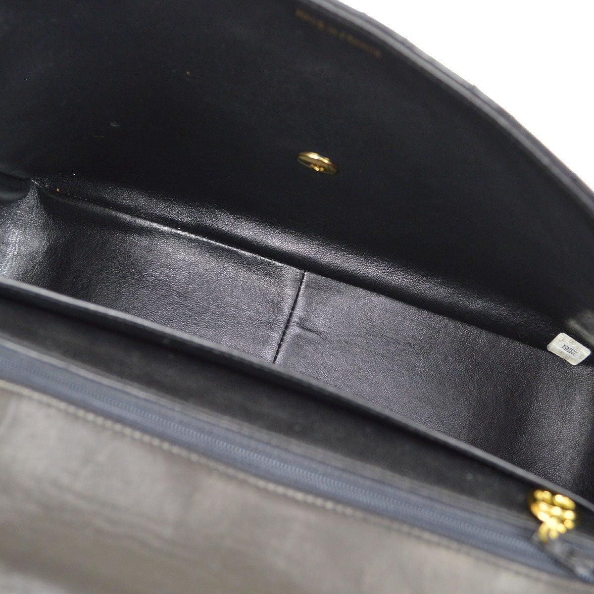 CHANEL Sac à rabat porté épaule de soirée en cuir verni noir avec chaîne en forme de porte-clés doré en vente 2