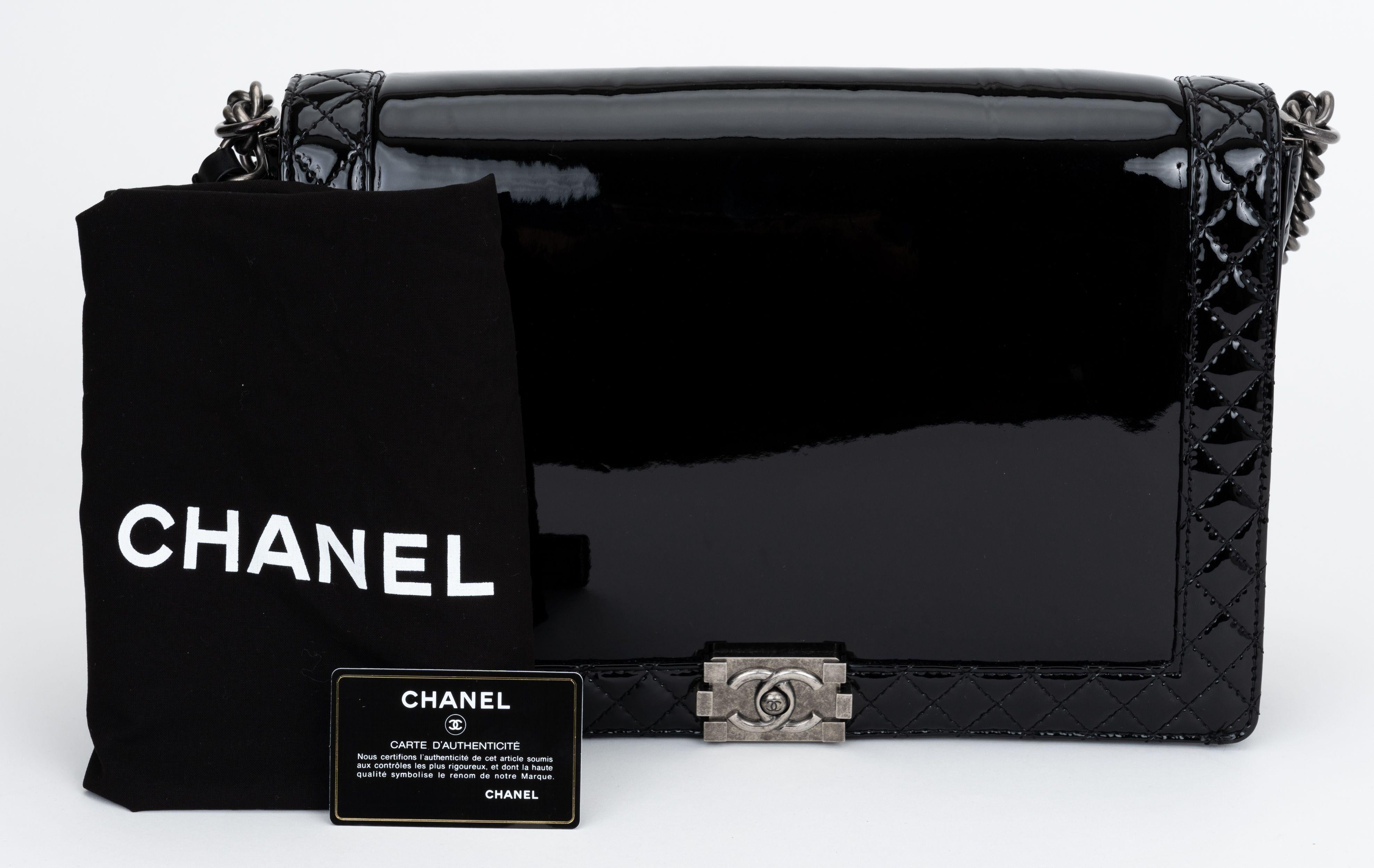 Chanel Schwarze Maxi Boy Bag aus Lackleder im Angebot 6