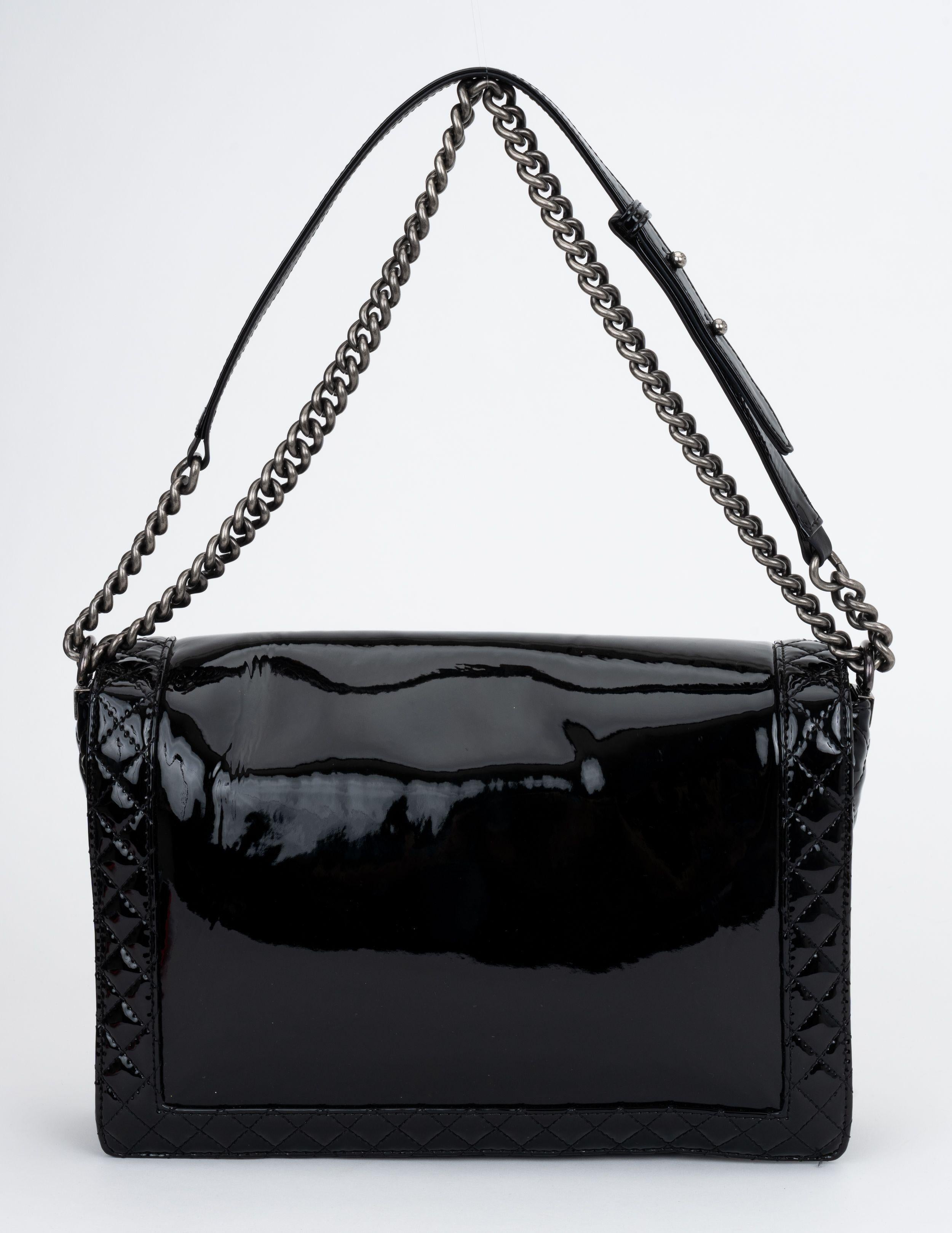 Chanel Schwarze Maxi Boy Bag aus Lackleder im Angebot 1