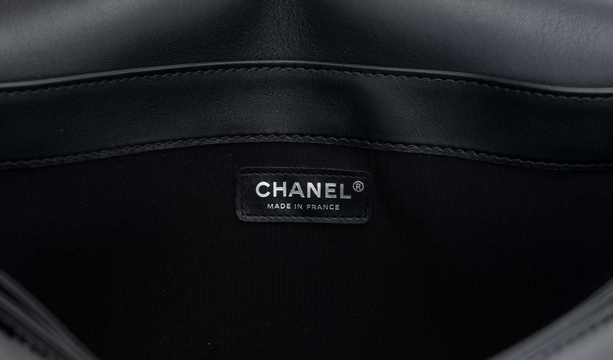 Chanel Schwarze Maxi Boy Bag aus Lackleder im Angebot 4