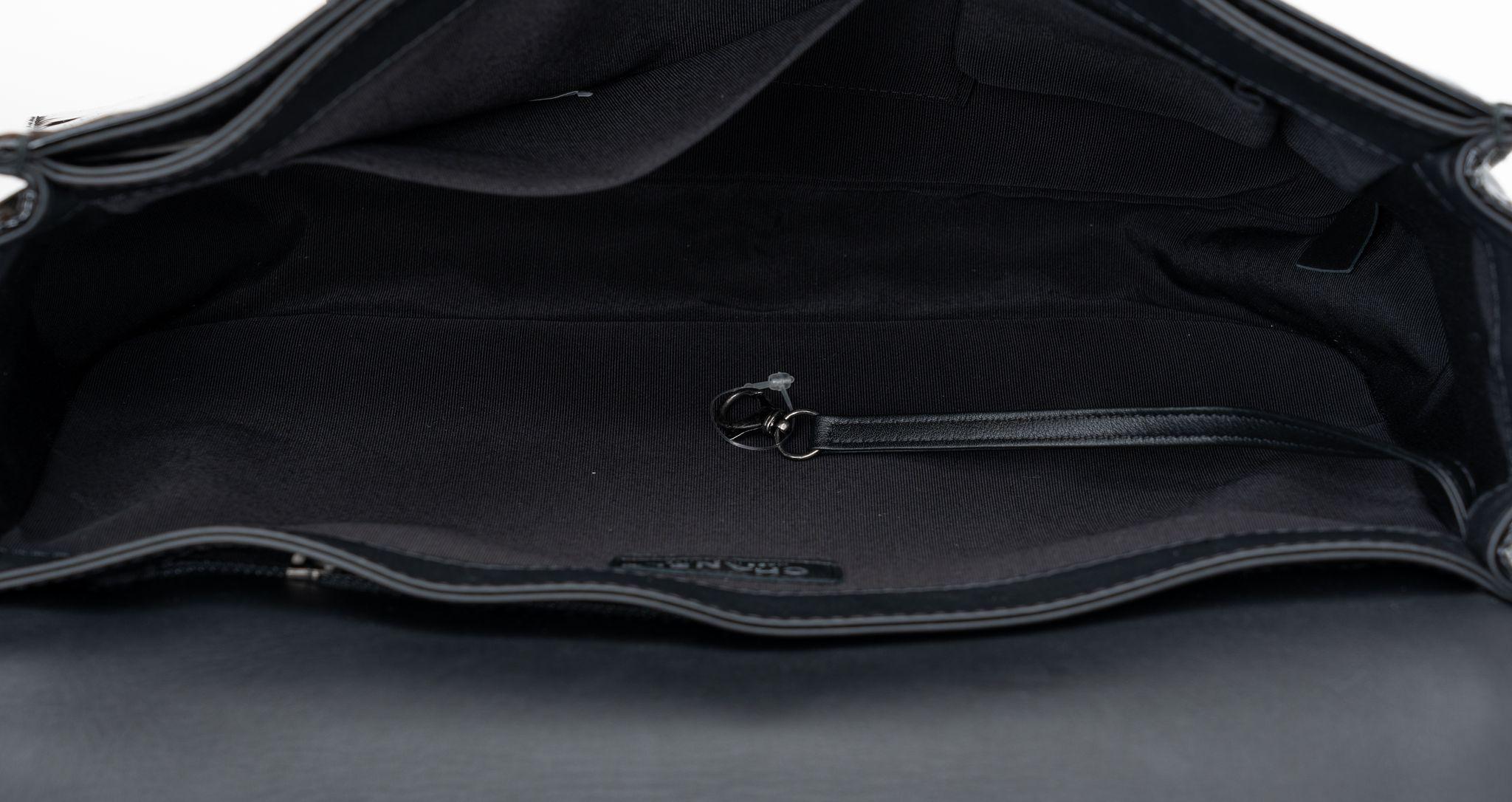 Chanel Schwarze Maxi Boy Bag aus Lackleder im Angebot 5