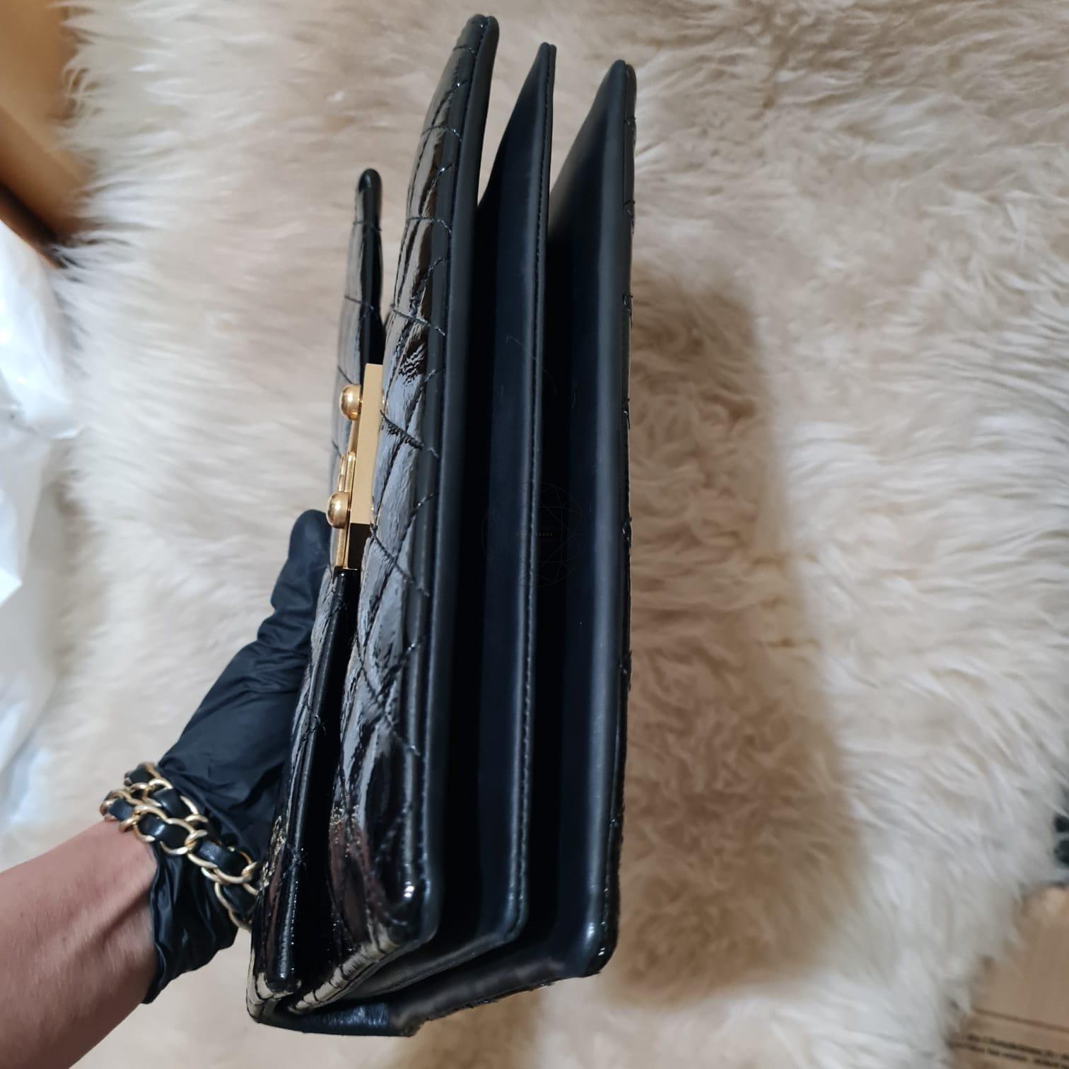 Chanel Bolso Acolchado Pagoda Acordeón Solapa Mediano Charol Negro en venta 4