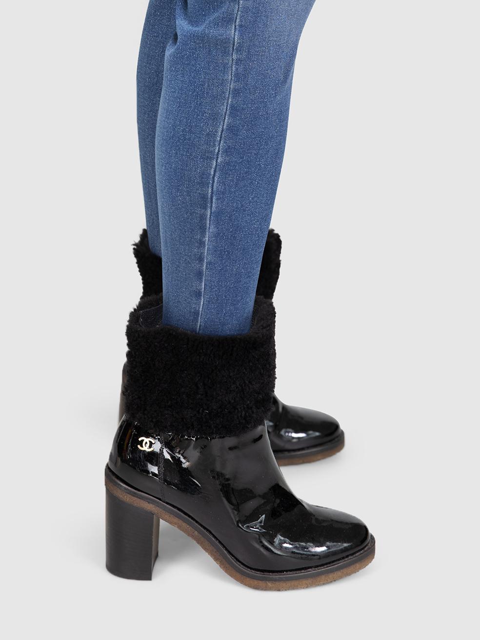 El ESTADO es Muy bueno. Se aprecia un desgaste mínimo en ambas botas. Desgaste mínimo en el lado izquierdo del zapato izquierdo, en la parte superior delantera del zapato derecho y en ambos talones, donde se aprecia abrasión en este artículo usado