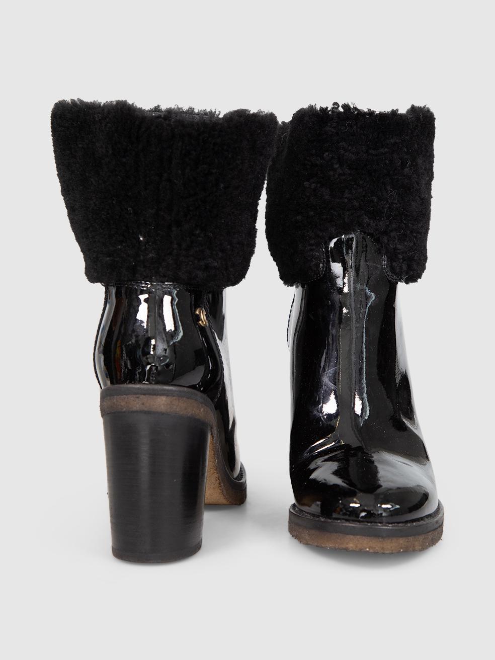 Chanel Botas CC de charol negro y piel de becerro Talla IT 37.5 Negro en venta