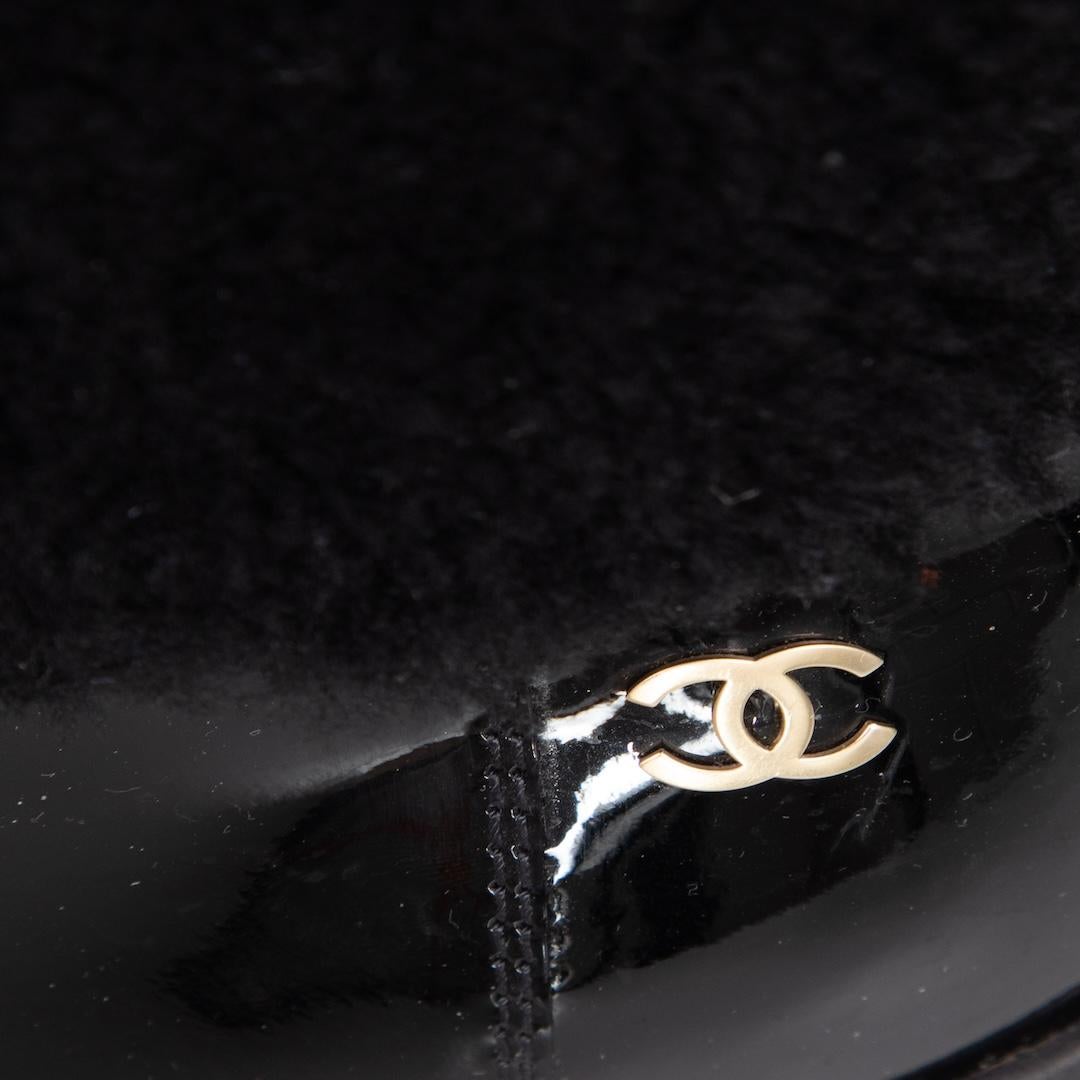 De las mujeres Chanel Botas CC de charol negro y piel de becerro Talla IT 37.5 en venta