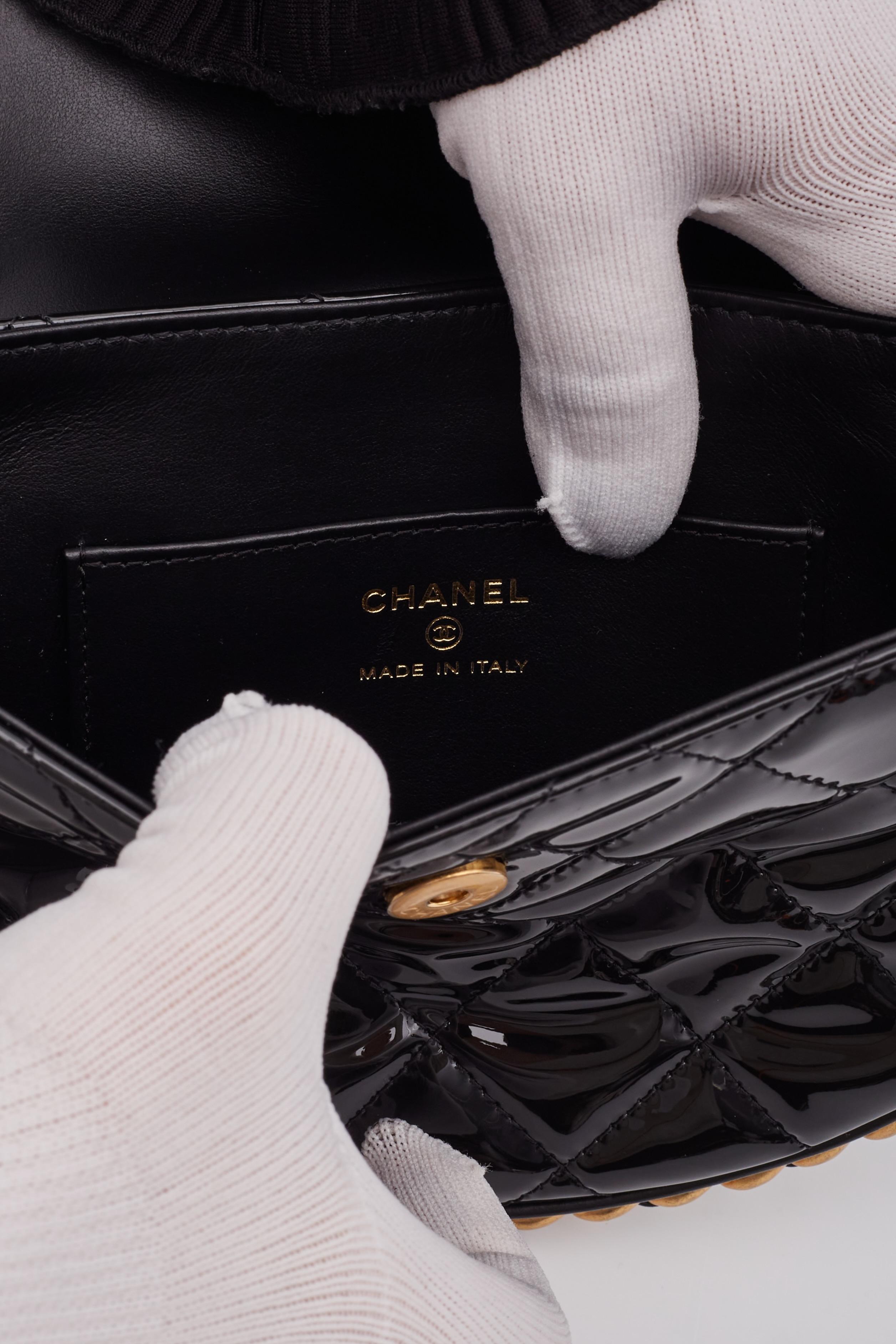 Chanel Vernis noir en cuir verni Bangle Chain Round Bag Medium en vente 6