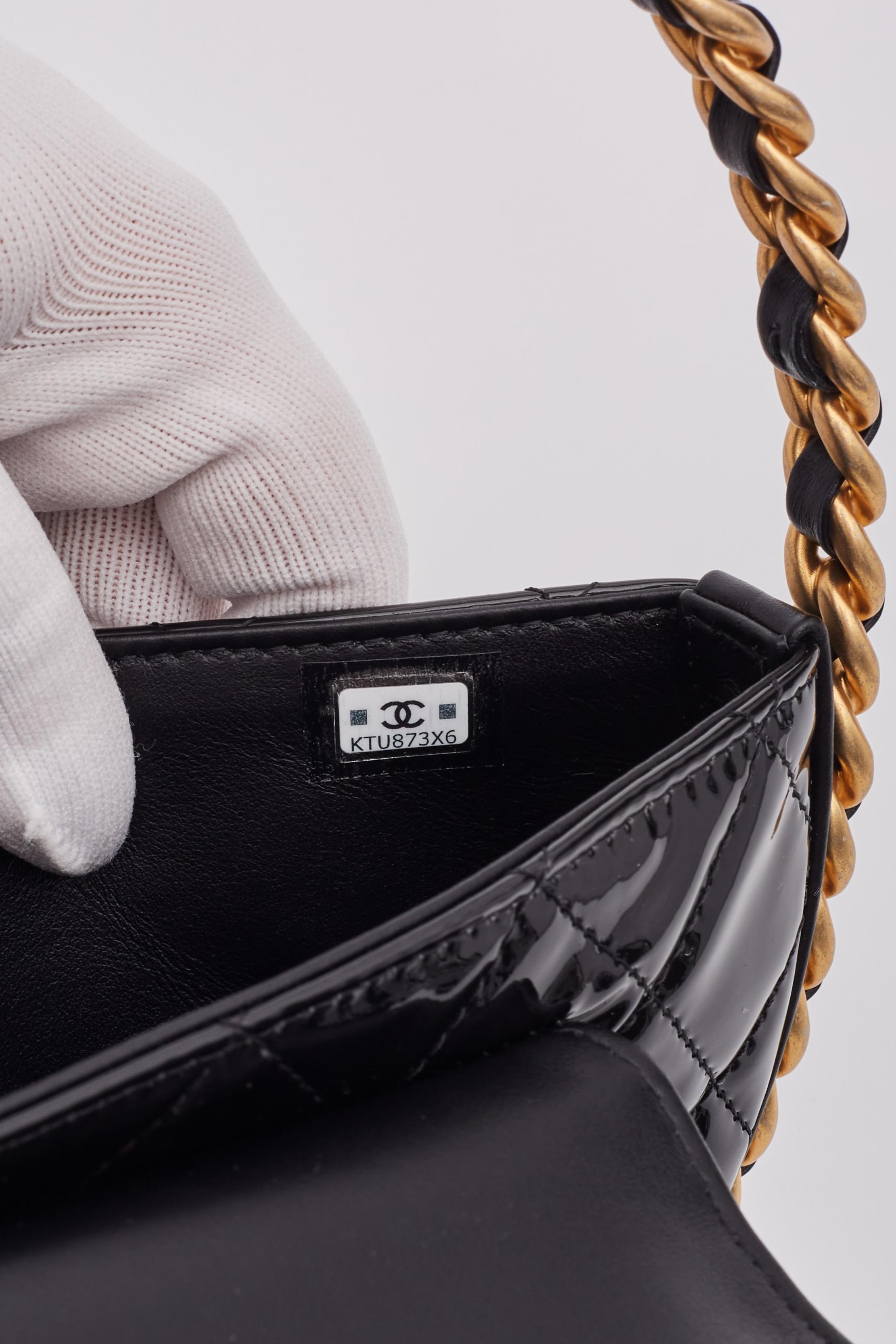 Chanel Vernis noir en cuir verni Bangle Chain Round Bag Medium en vente 7