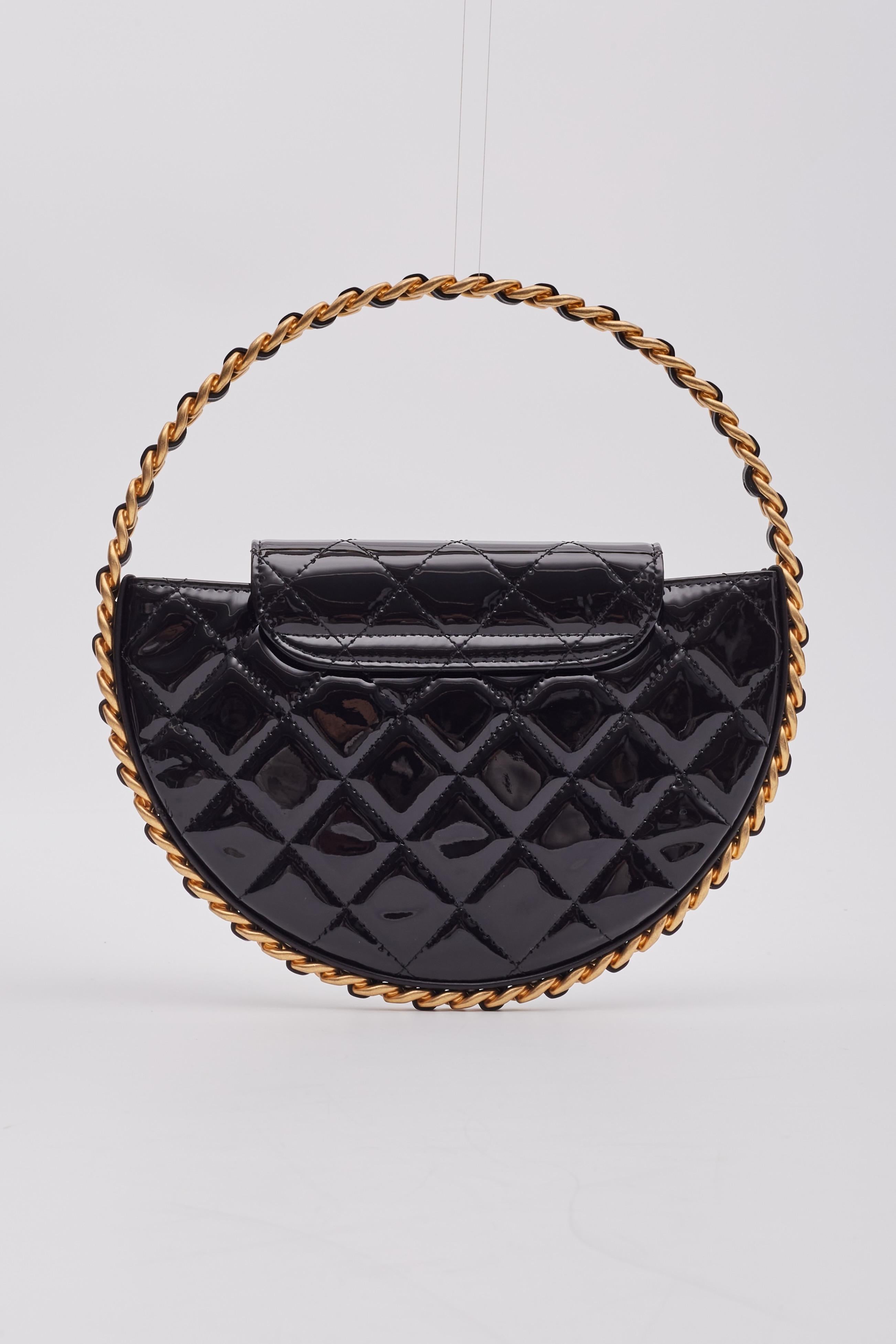 Chanel Vernis noir en cuir verni Bangle Chain Round Bag Medium Pour femmes en vente