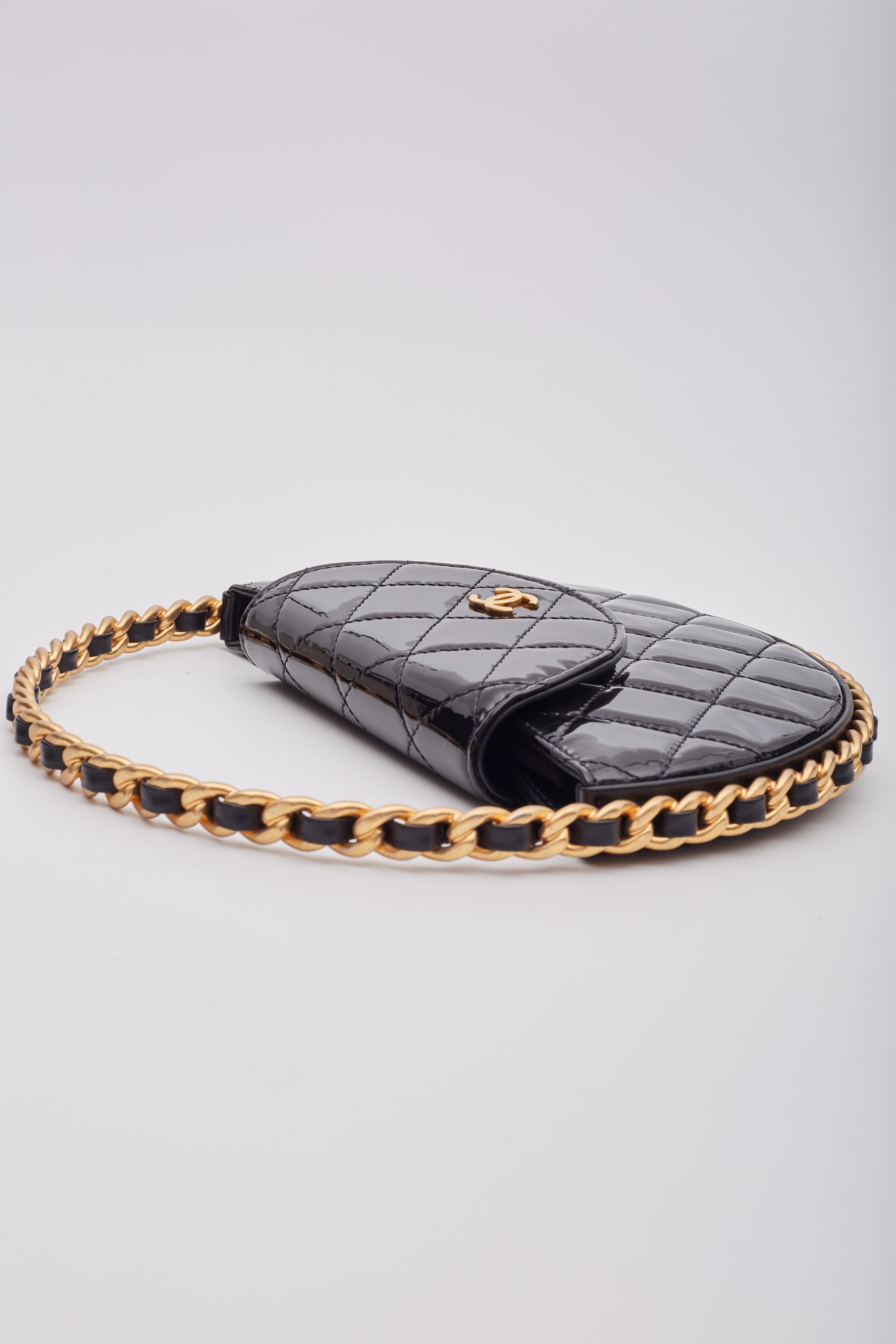 Chanel Vernis noir en cuir verni Bangle Chain Round Bag Medium en vente 2