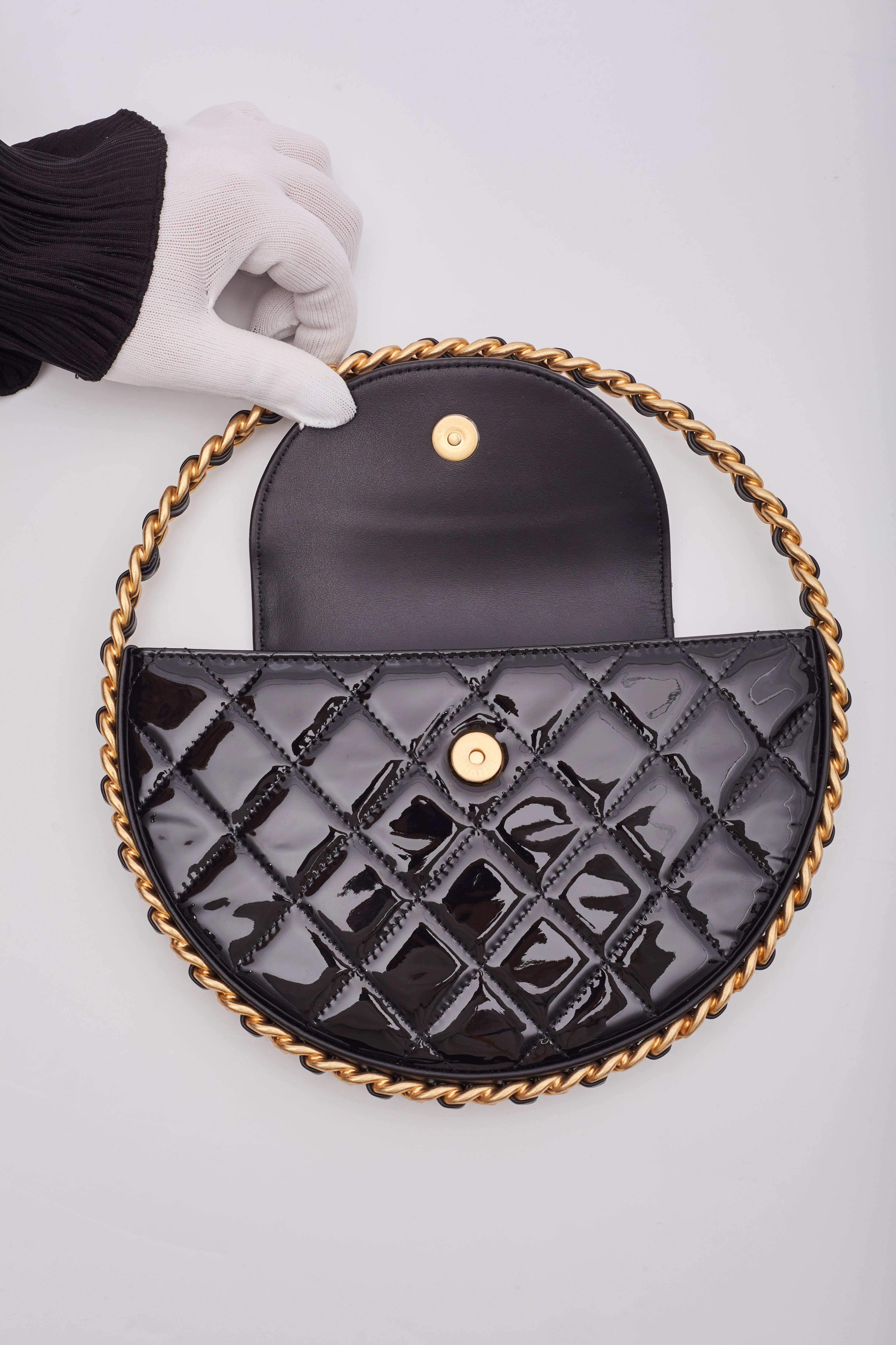 Chanel Vernis noir en cuir verni Bangle Chain Round Bag Medium en vente 3