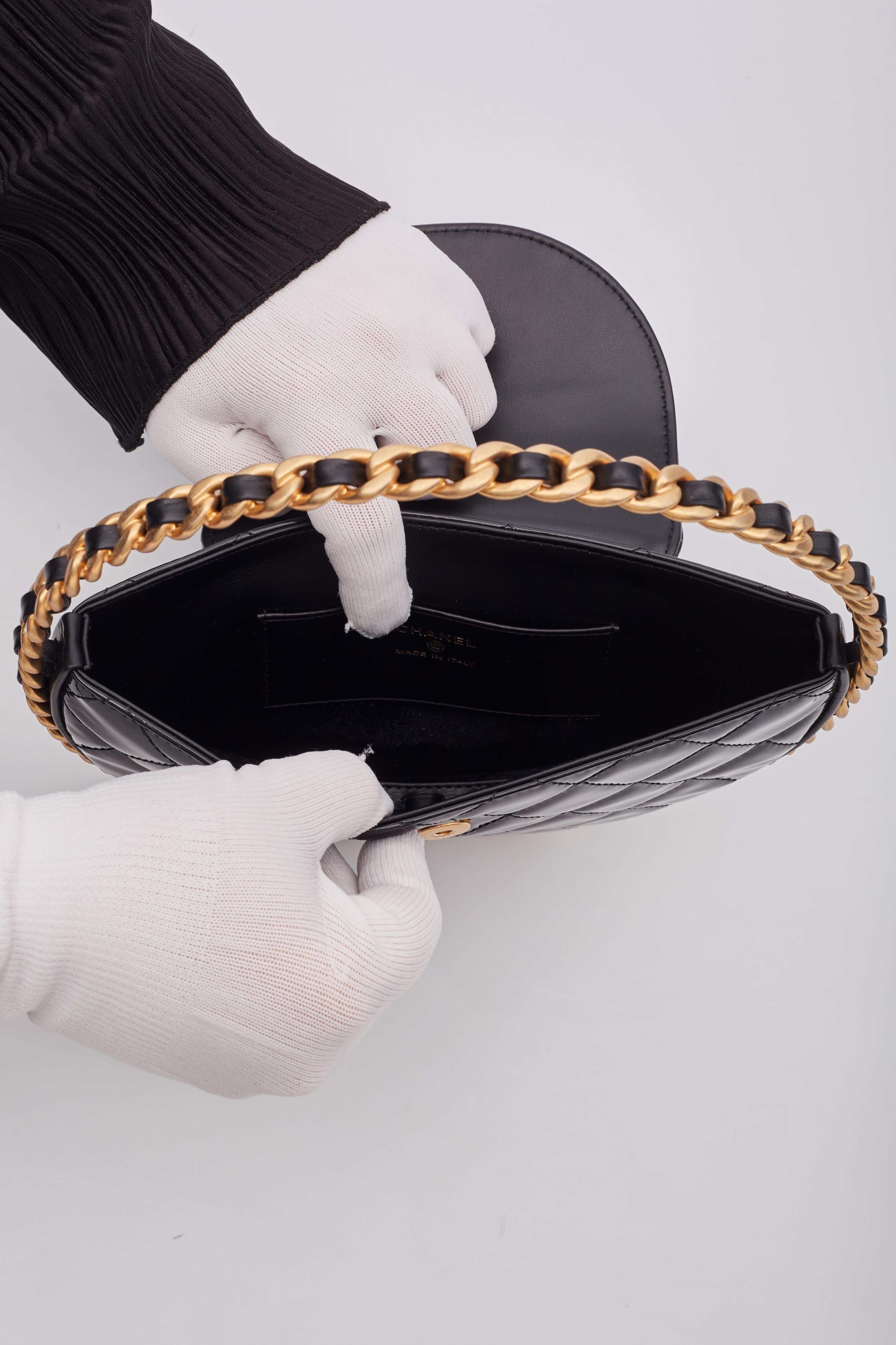 Chanel Vernis noir en cuir verni Bangle Chain Round Bag Medium en vente 4