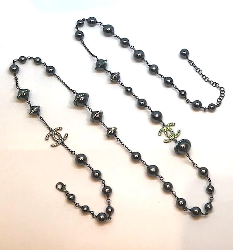 A beautiful Chanel black pearl necklace from the Chanel 2018 Croisier (Cruise) Collection. This necklace comprises chic faux black pearls,  a gunmetal finish chain and pastel rhinestone accents. The charcoal black glass interior pearls are