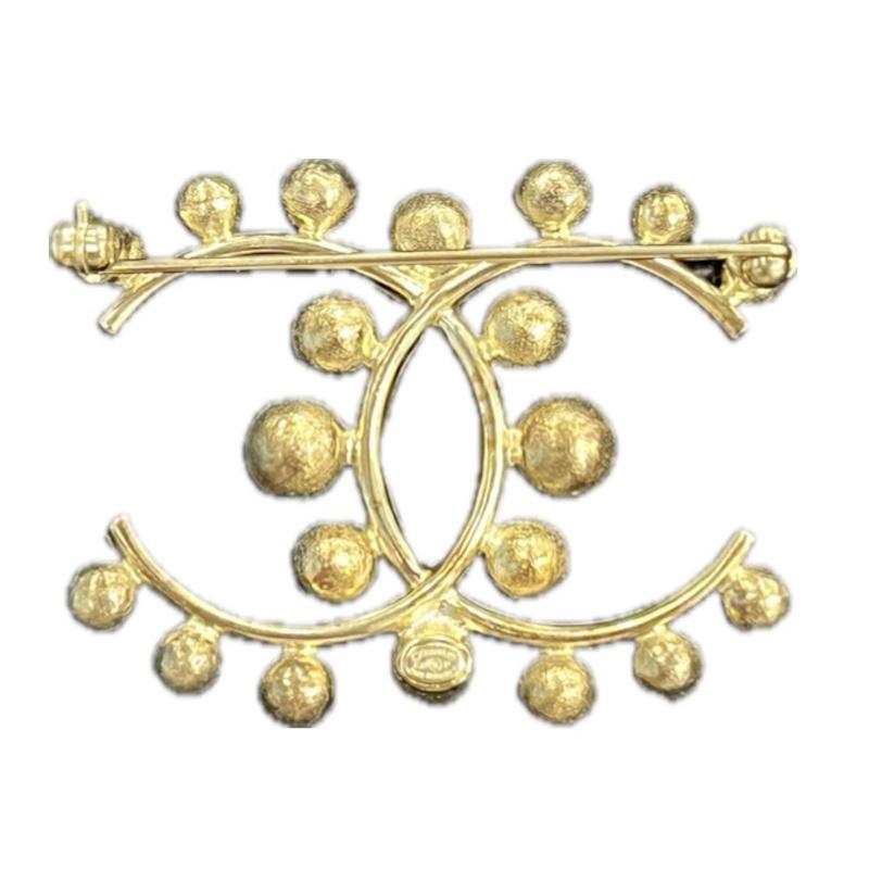 Beautiful brooch from Chanel with black pearls and Swarovski crystals
Condition: excellent
Made in France
Materials: gold plated metal, pearls, Swarovski crystals
Colors: black, golden
Dimensions: 4,5 x 3,5 cm
Hardware: gold plated metal
Stamp: