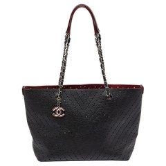 Chanel Schwarz Perforierte Kaviar Leder Medium Shopper Tote