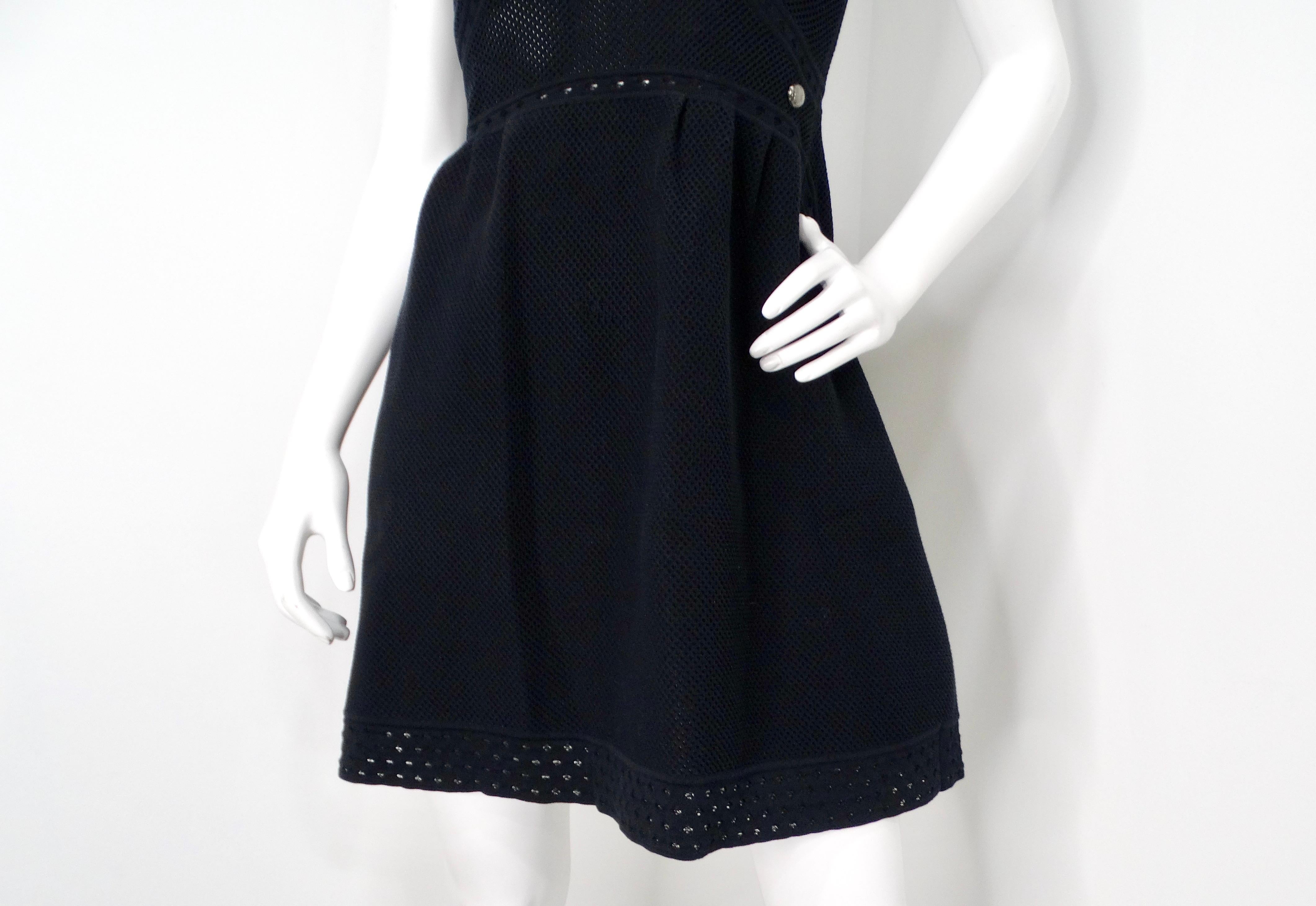 Chanel - Mini robe babydoll en coton perforé - Noir Pour femmes en vente