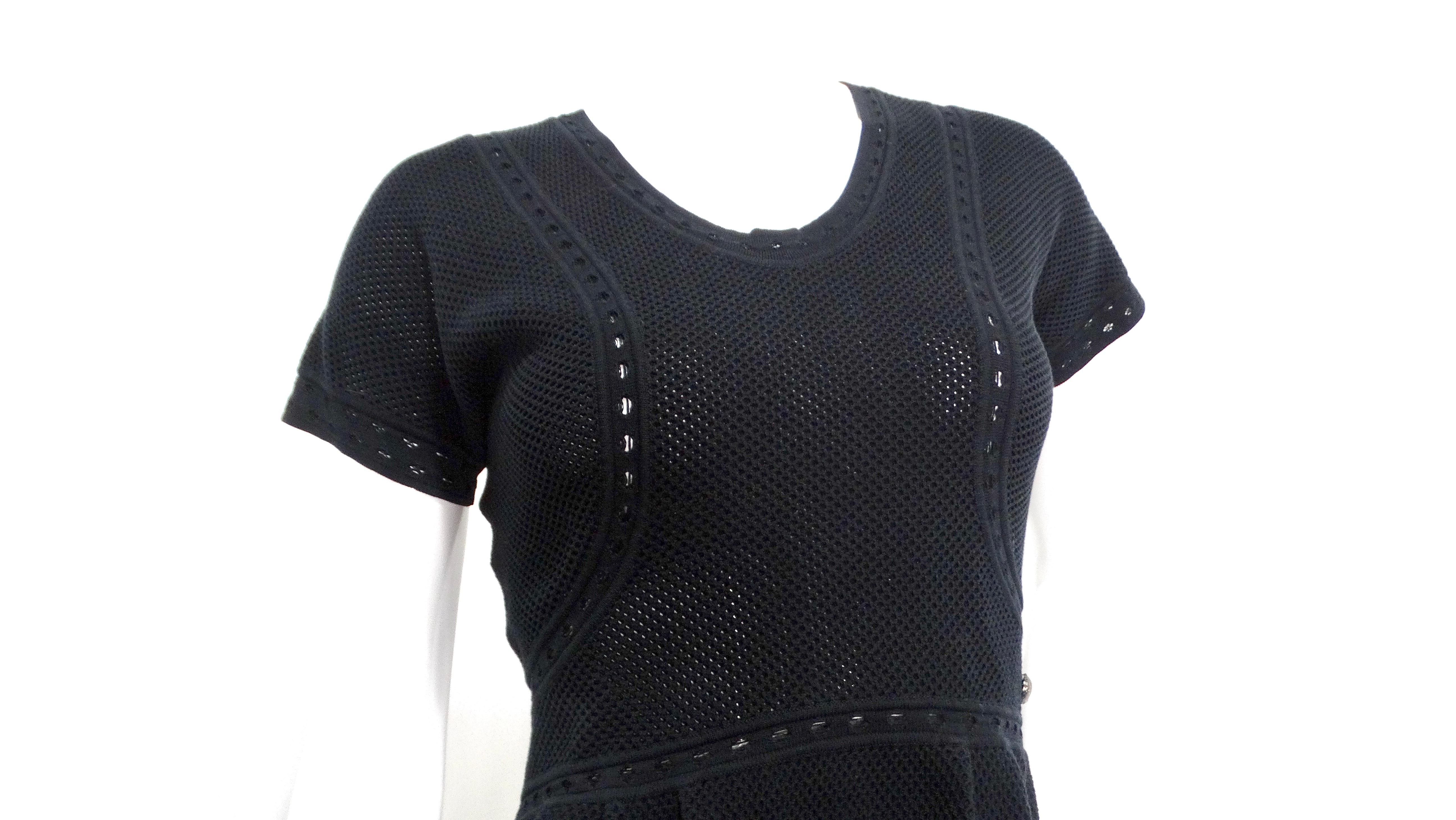 Chanel - Mini robe babydoll en coton perforé - Noir en vente 1