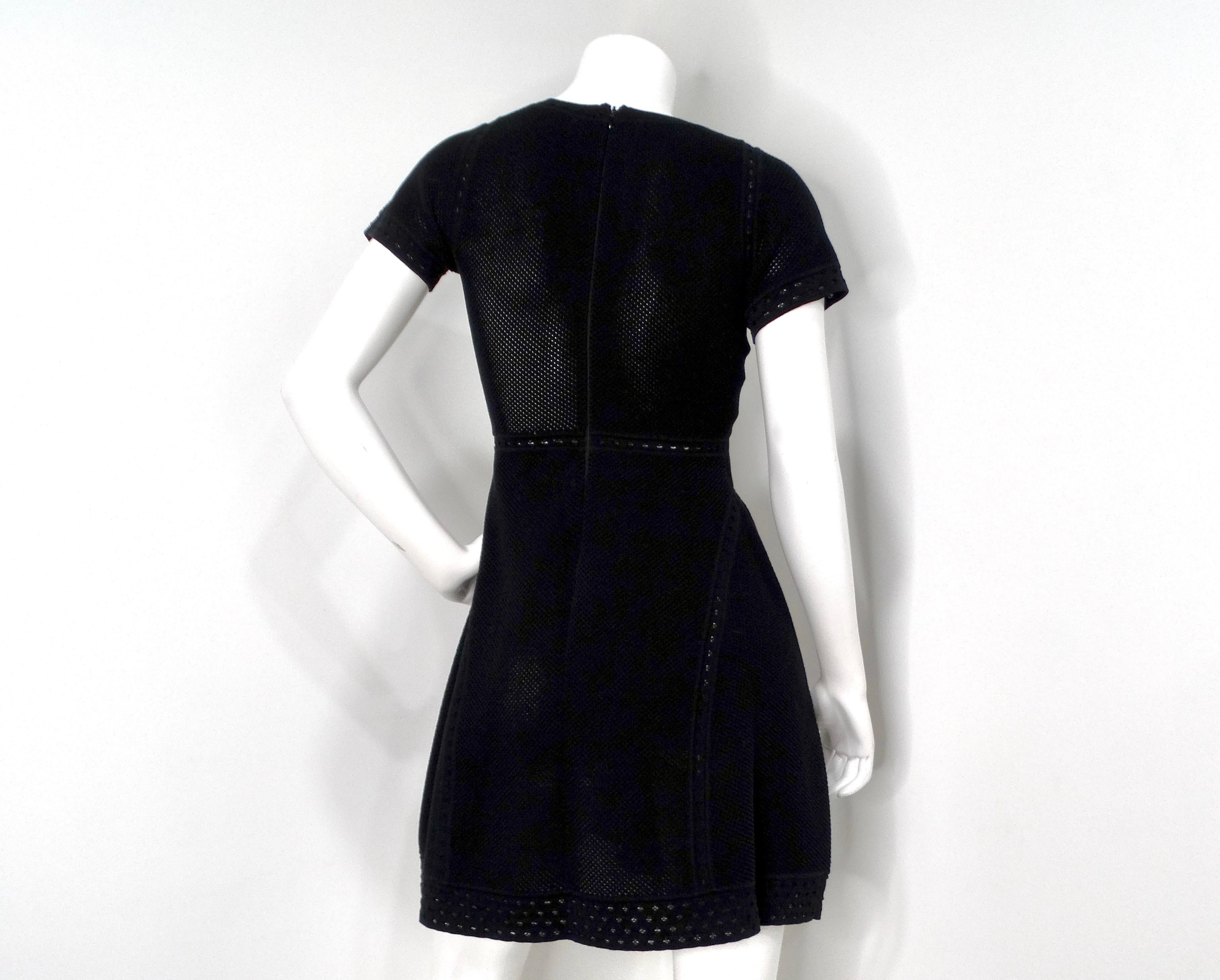 Chanel - Mini robe babydoll en coton perforé - Noir en vente 4
