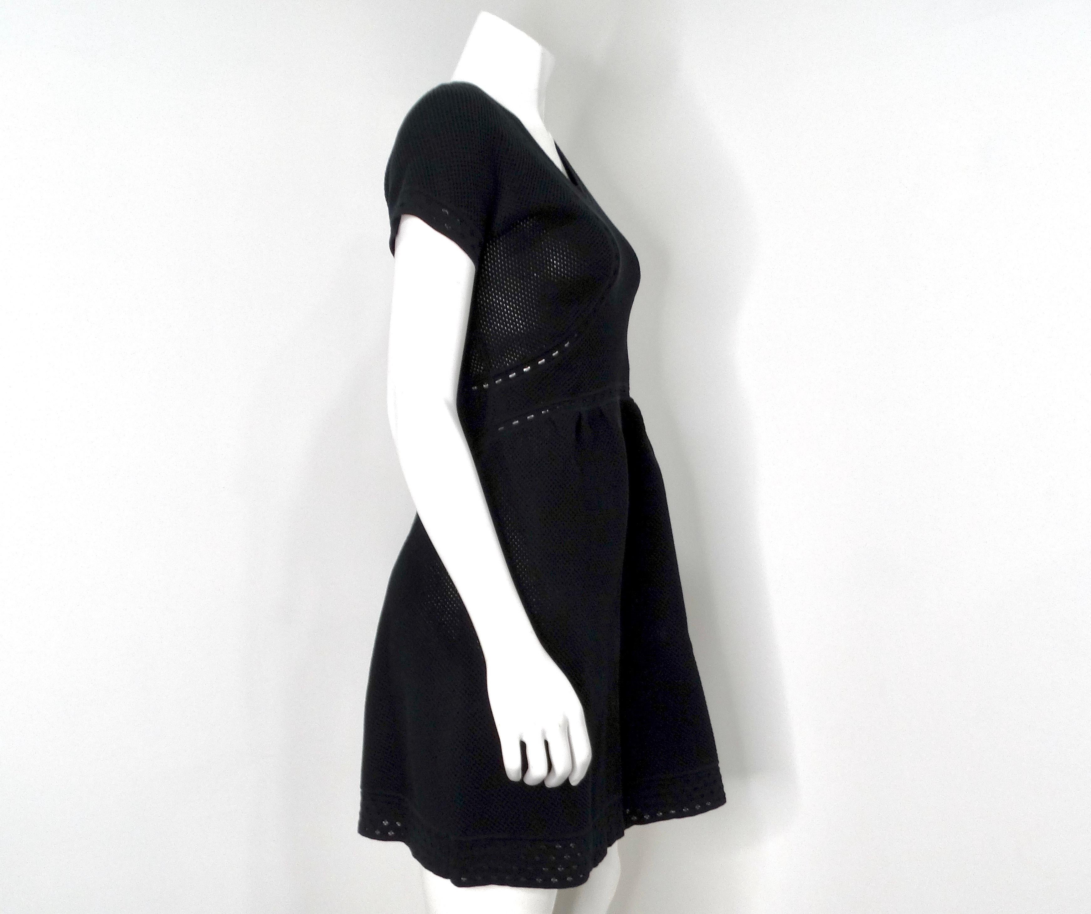 Chanel - Mini robe babydoll en coton perforé - Noir en vente 5