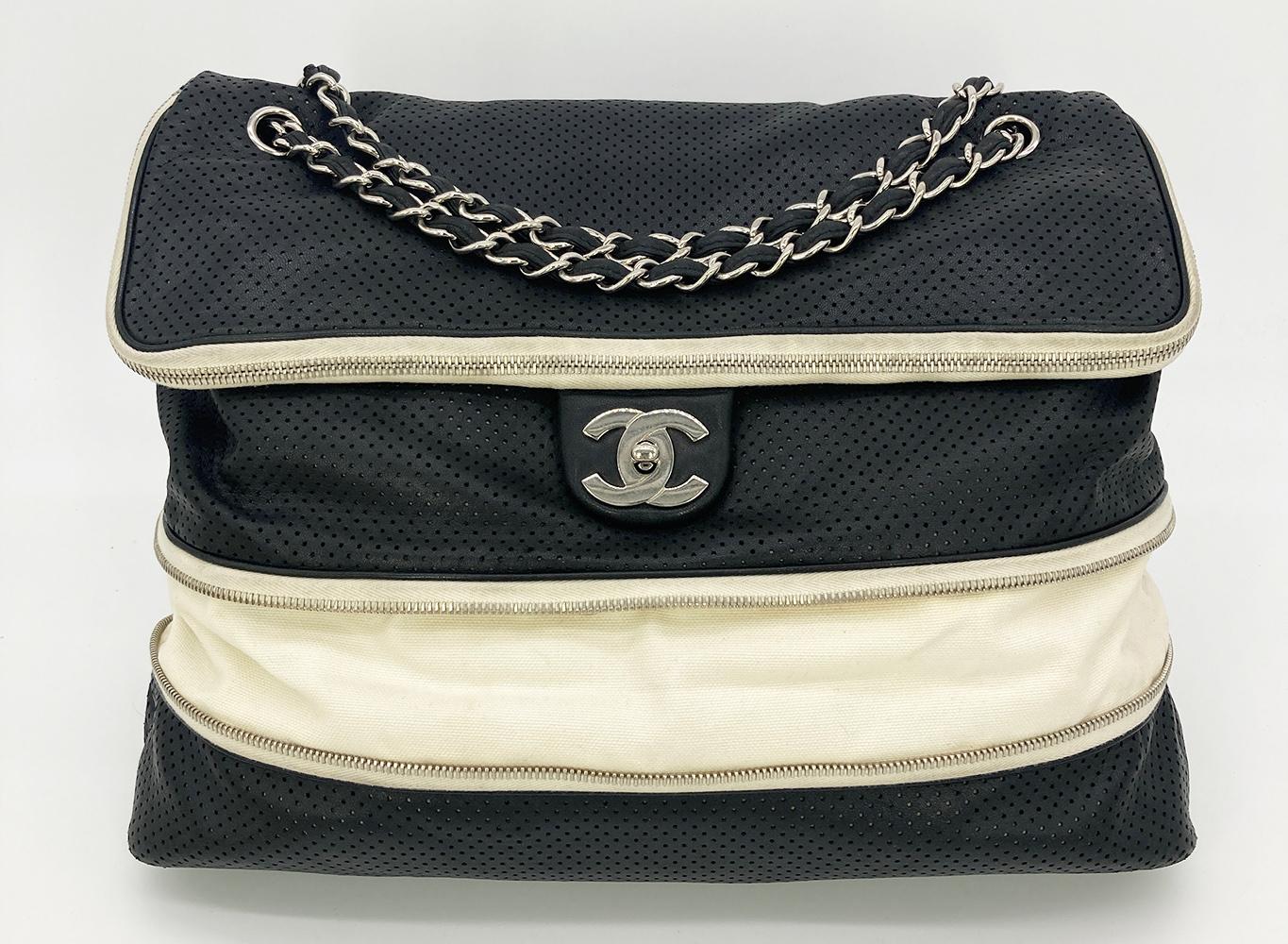 Chanel - Sac à bandoulière à rabat classique extensible en cuir perforé noir en vente 5
