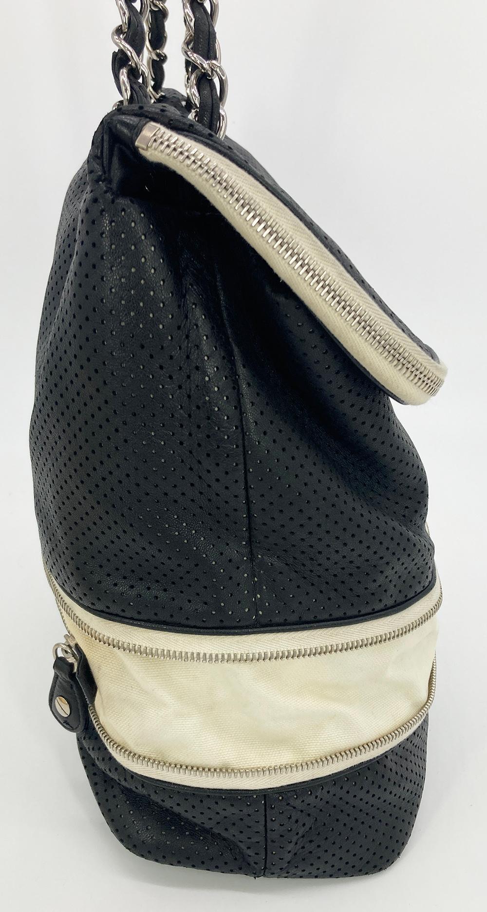 Chanel - Sac à bandoulière à rabat classique extensible en cuir perforé noir en vente 7