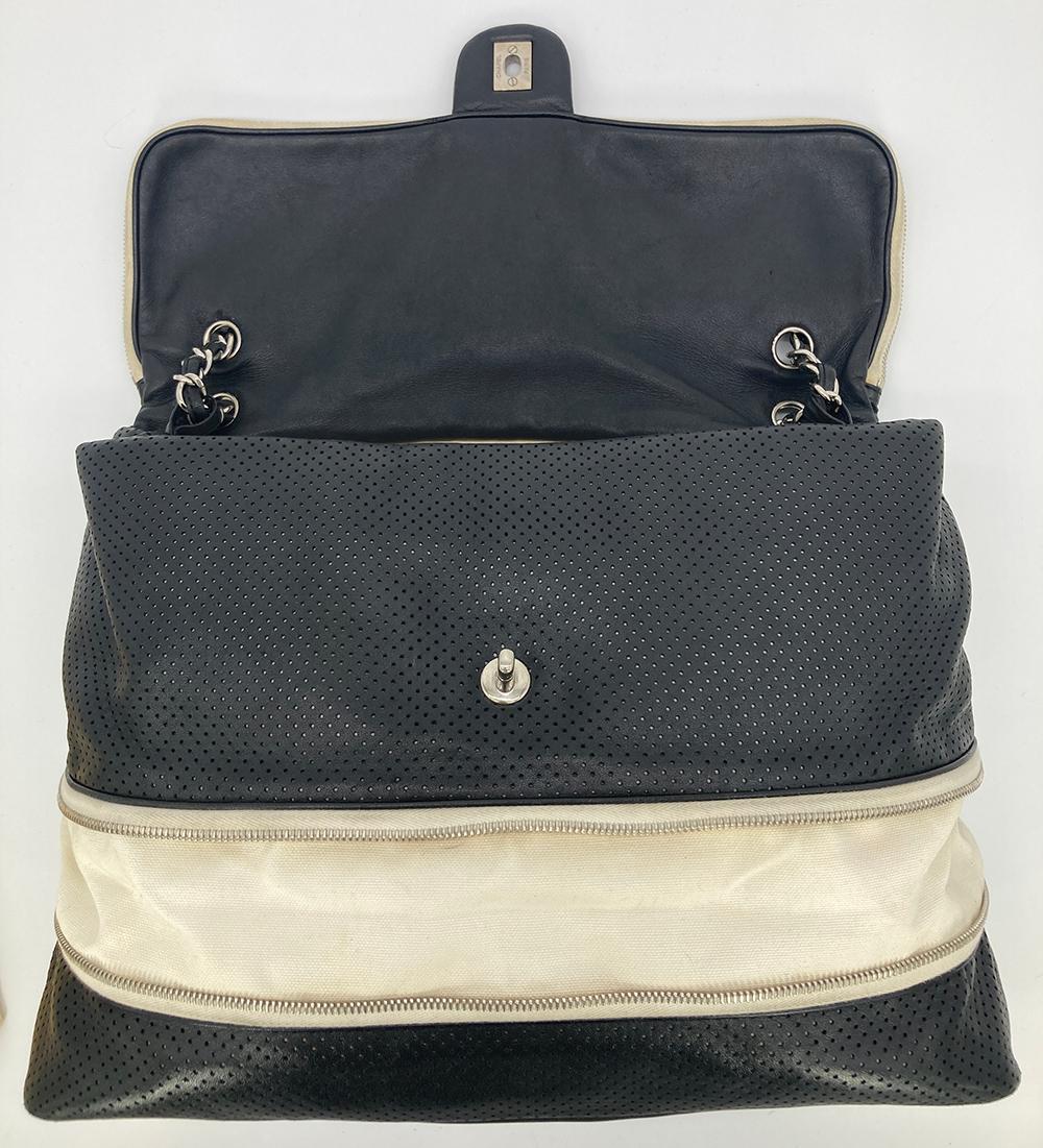 Chanel - Sac à bandoulière à rabat classique extensible en cuir perforé noir en vente 11