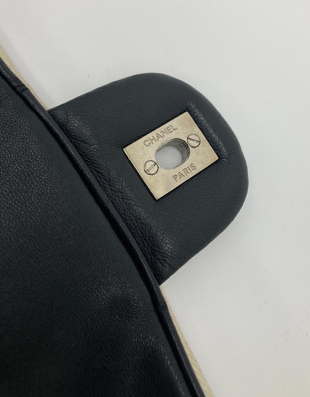 Chanel - Sac à bandoulière à rabat classique extensible en cuir perforé noir en vente 12