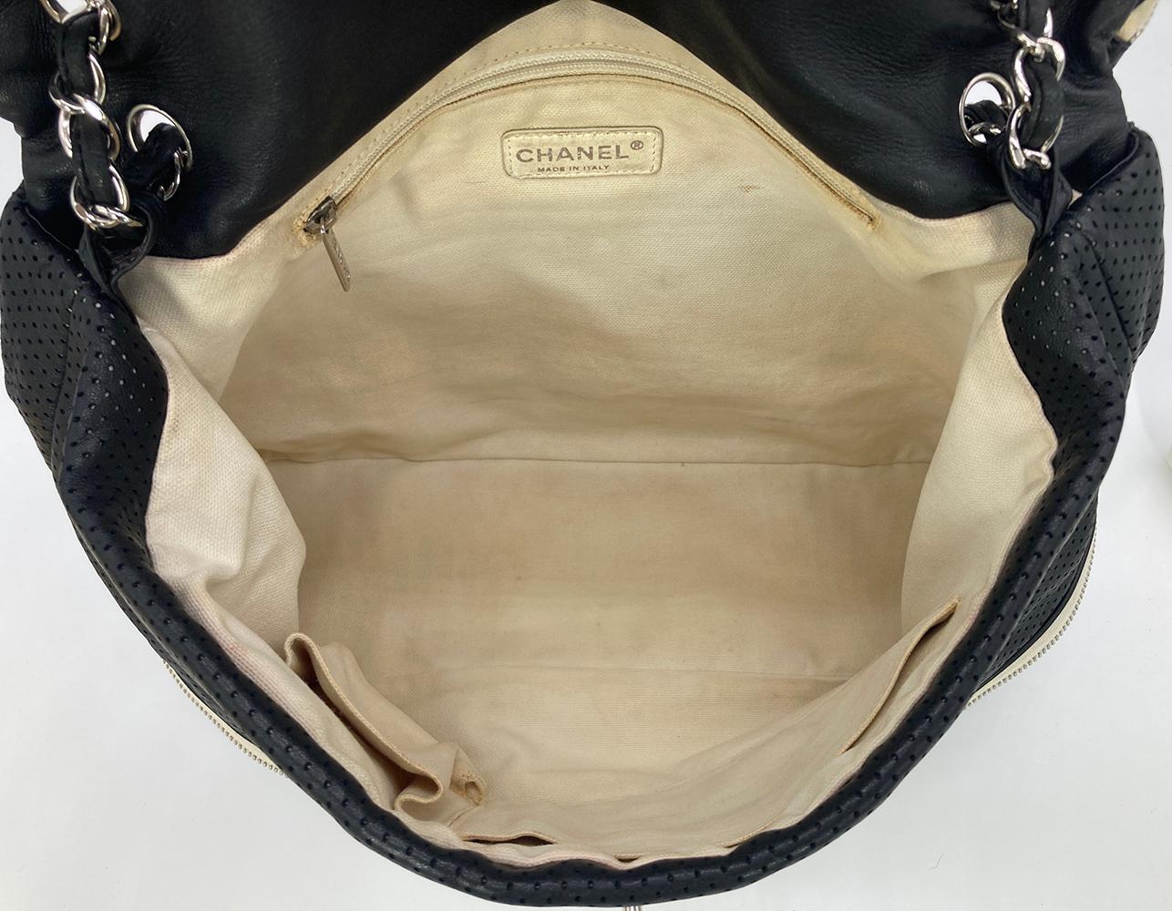 Chanel - Sac à bandoulière à rabat classique extensible en cuir perforé noir en vente 13