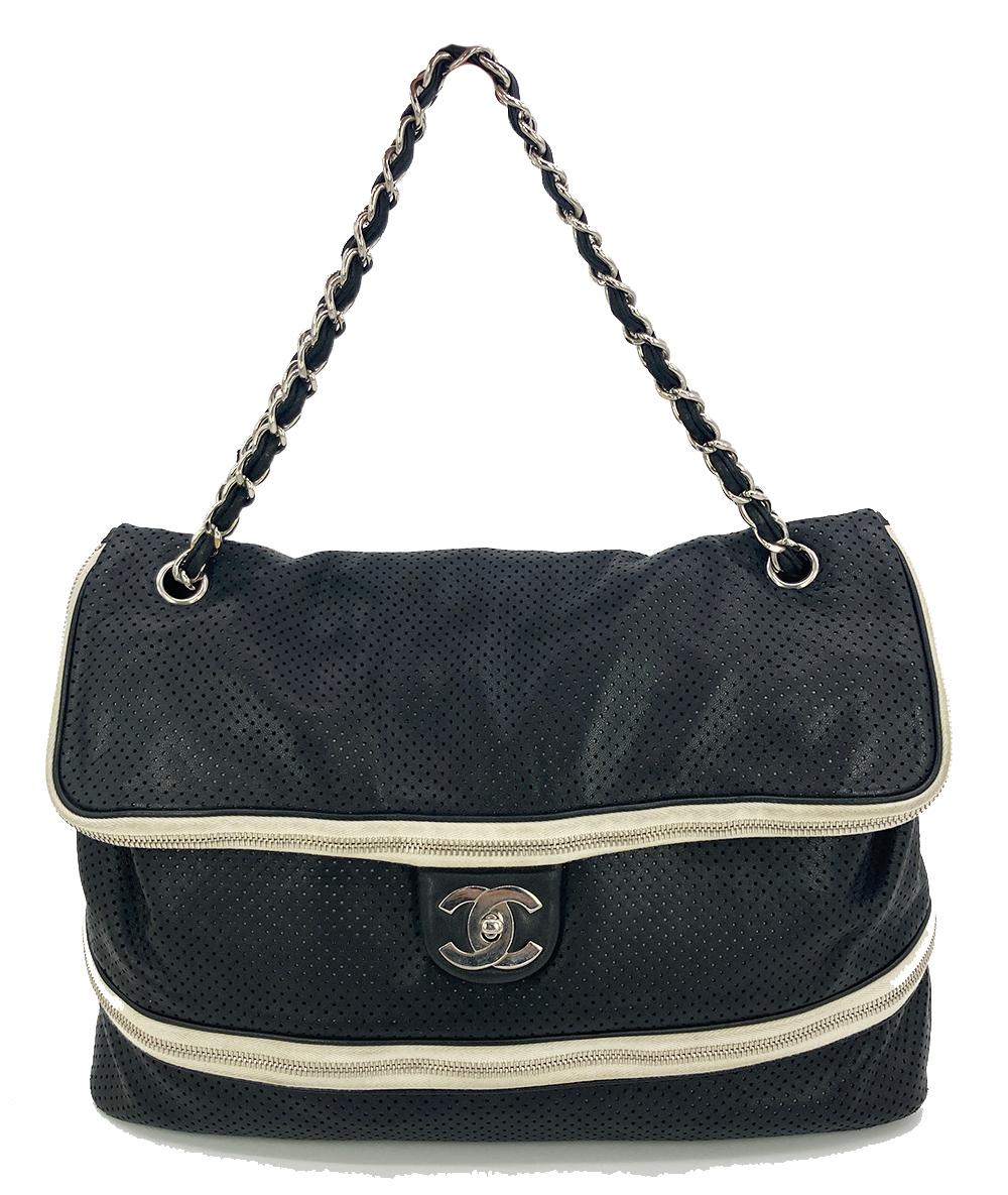 Sac à bandoulière classique expansible en cuir perforé noir Chanel en bon état. Cuir perforé noir garni de toile crème et de matériel argenté. La fonction unique de fermeture à glissière extensible permet d'ouvrir le corps d'environ 5 cm de large