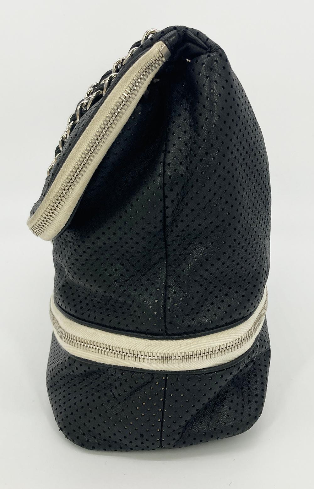 Chanel - Sac à bandoulière à rabat classique extensible en cuir perforé noir État moyen - En vente à Philadelphia, PA