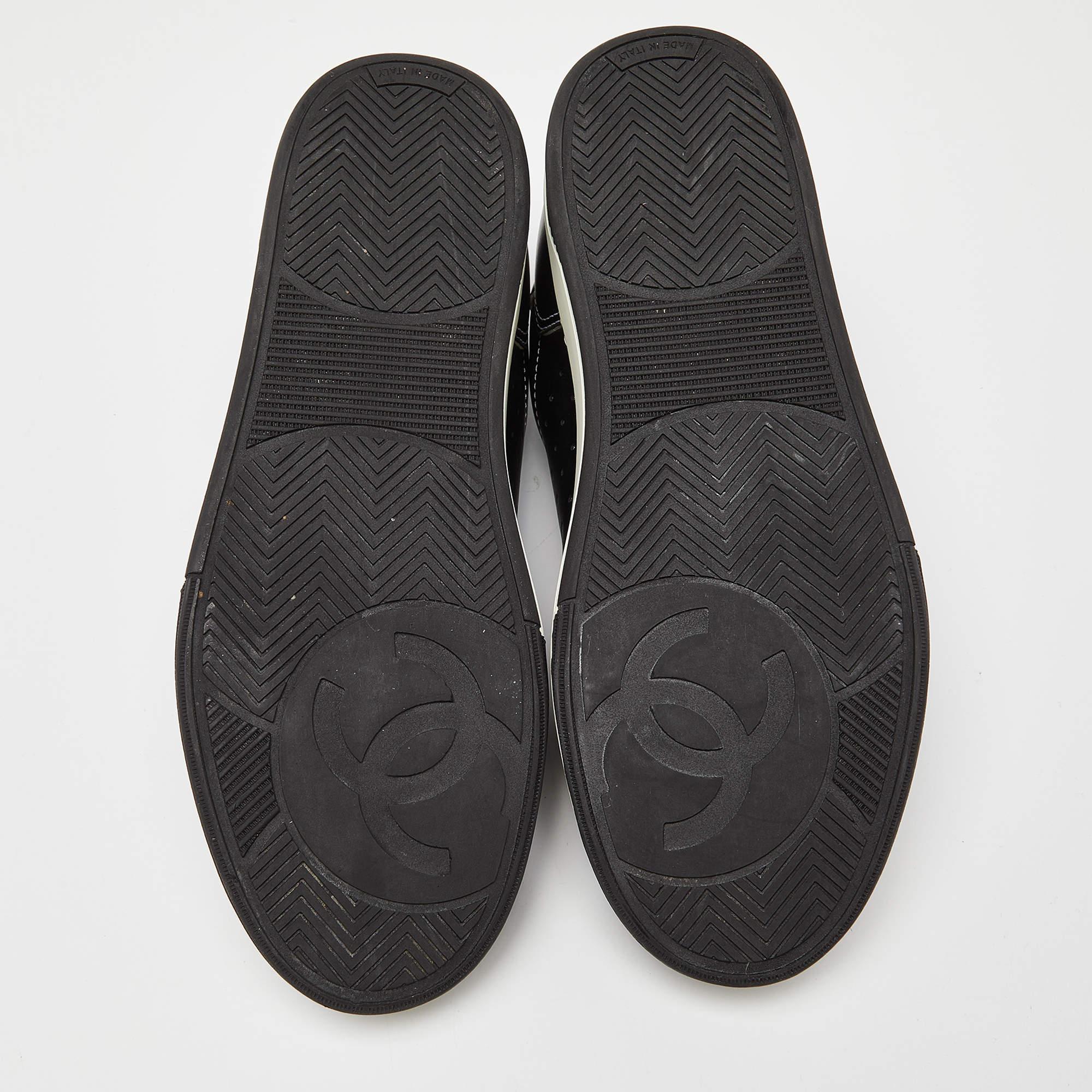 Chanel Black Perforated Leather Logo Low Top Sneakers Size 42 In Good Condition In Dubai, Al Qouz 2