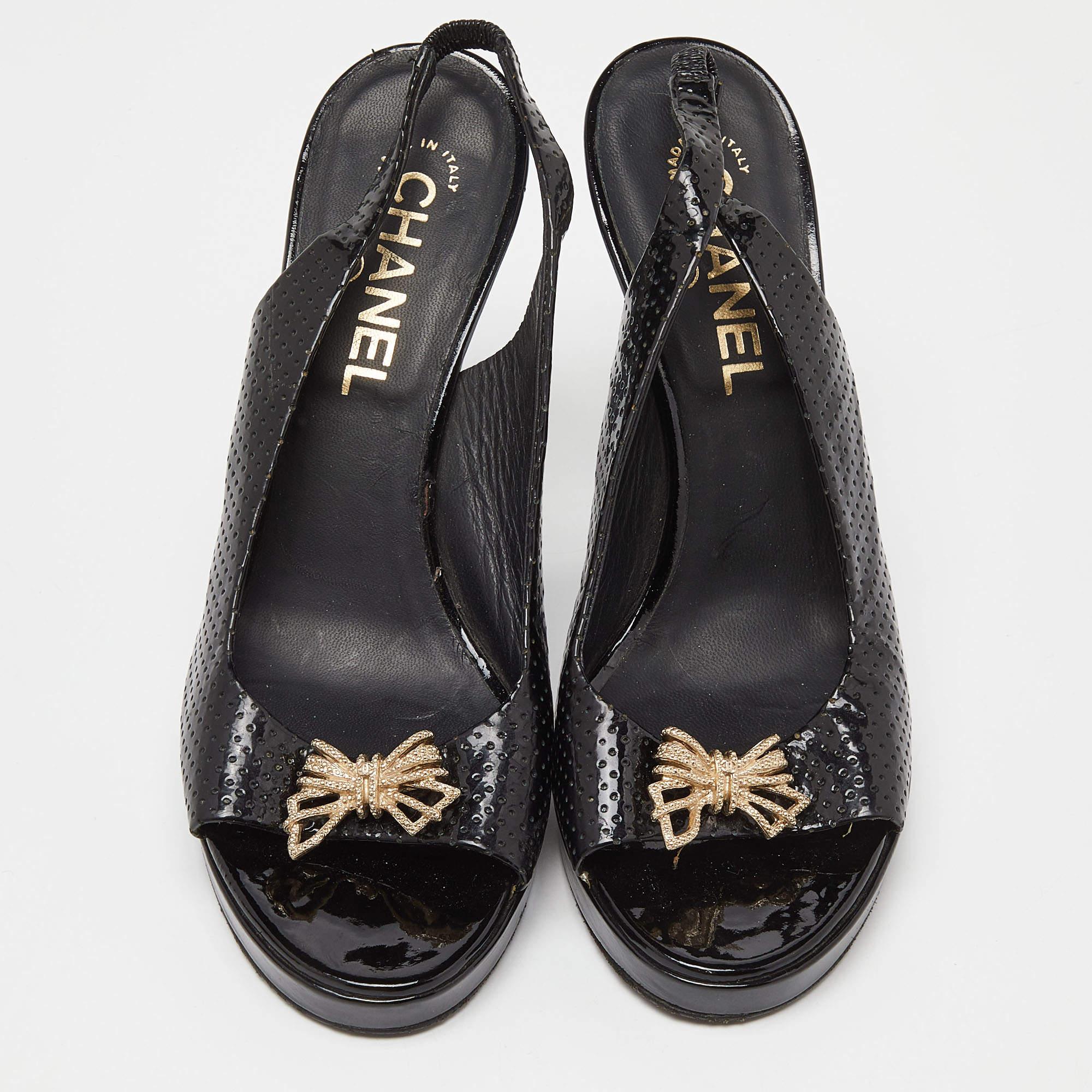 Noir Chanel - Sandales à talon en cuir verni perforé noir - Taille 37 en vente