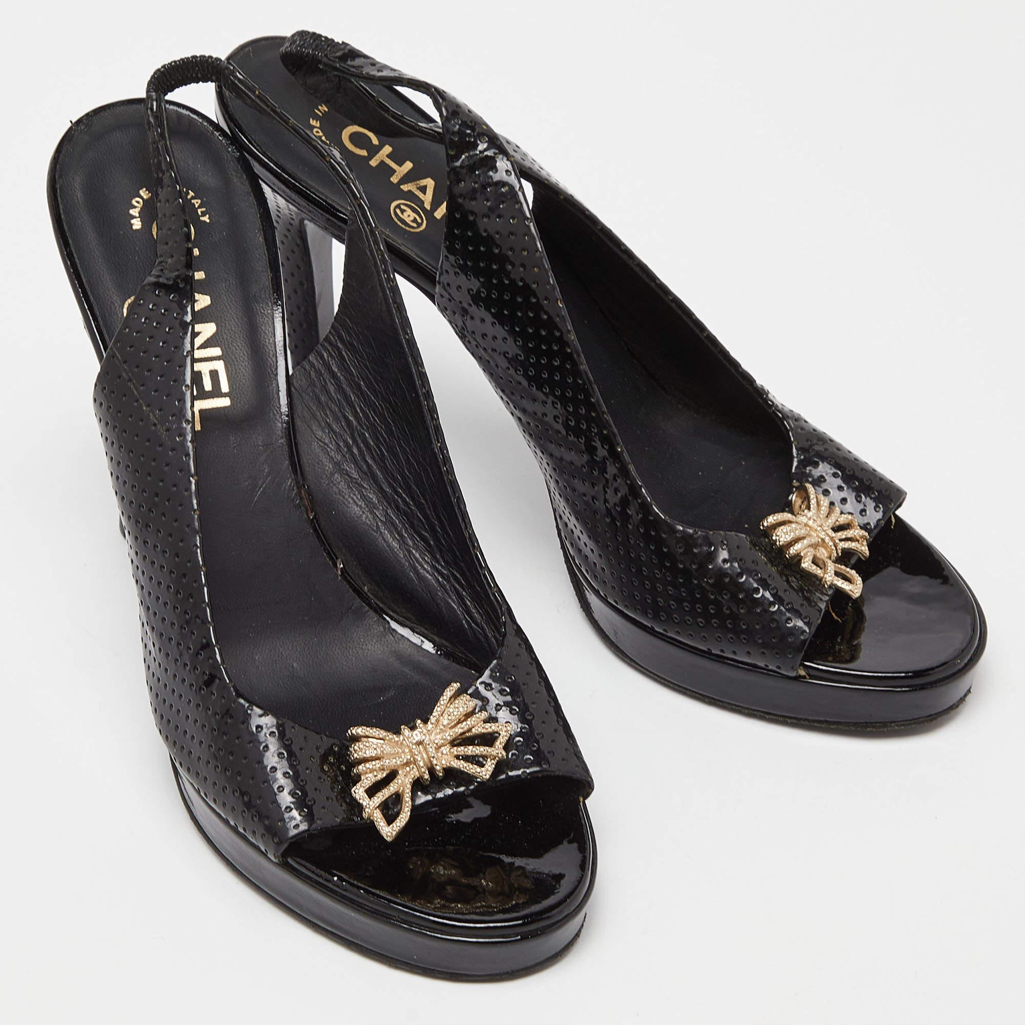 Chanel - Sandales à talon en cuir verni perforé noir - Taille 37 Bon état - En vente à Dubai, Al Qouz 2
