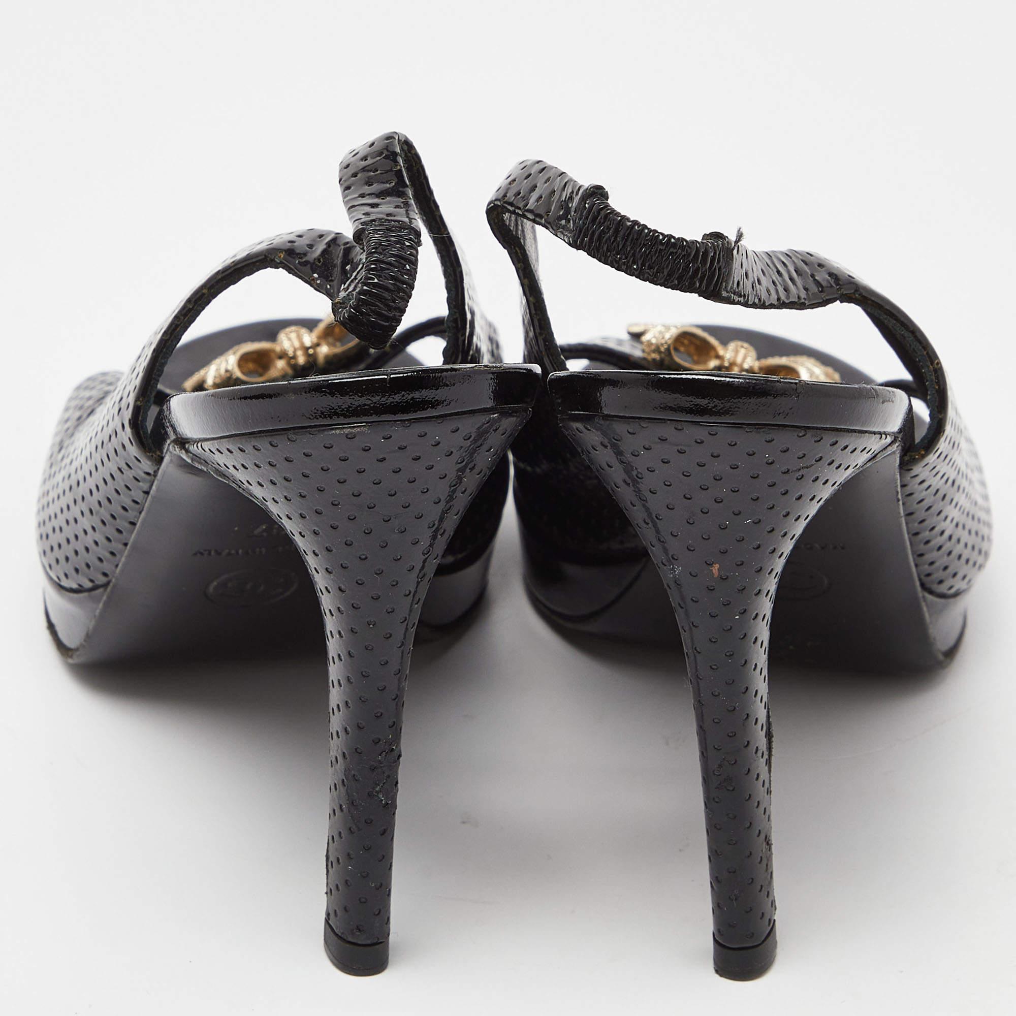 Chanel - Sandales à talon en cuir verni perforé noir - Taille 37 Pour femmes en vente