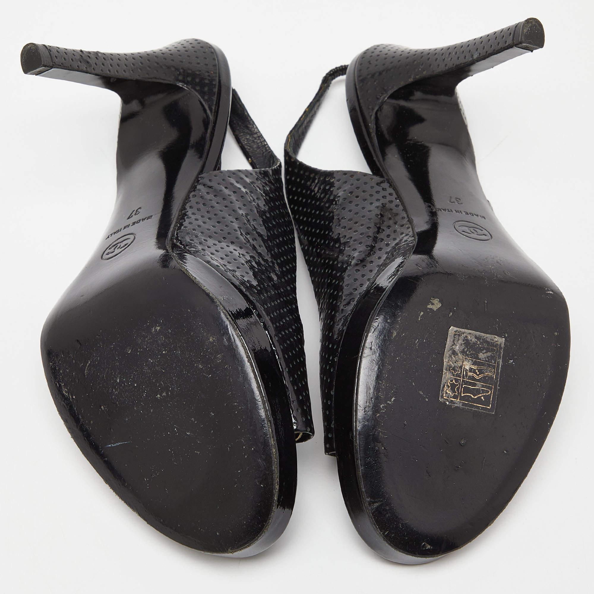 Chanel - Sandales à talon en cuir verni perforé noir - Taille 37 en vente 1