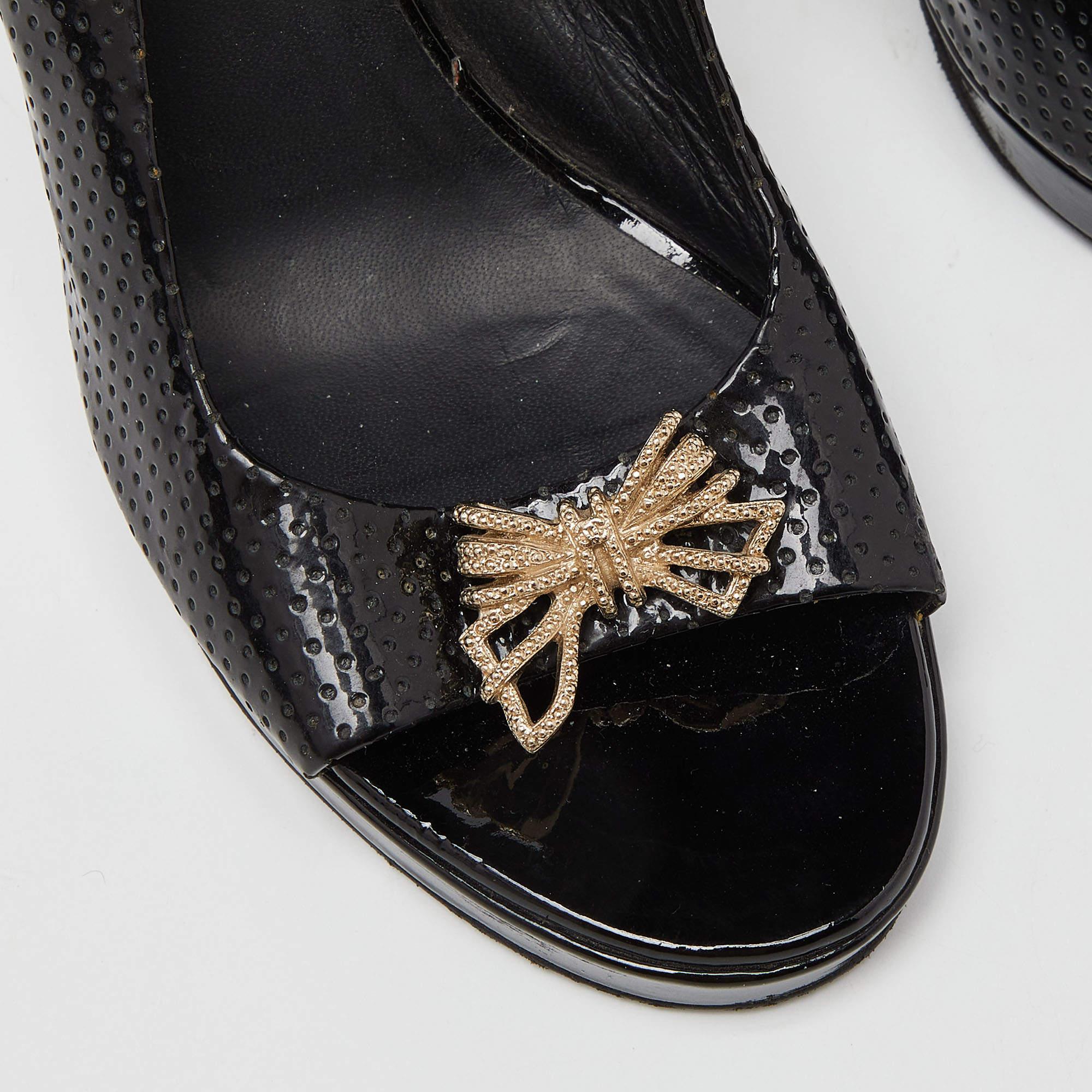 Chanel - Sandales à talon en cuir verni perforé noir - Taille 37 en vente 2